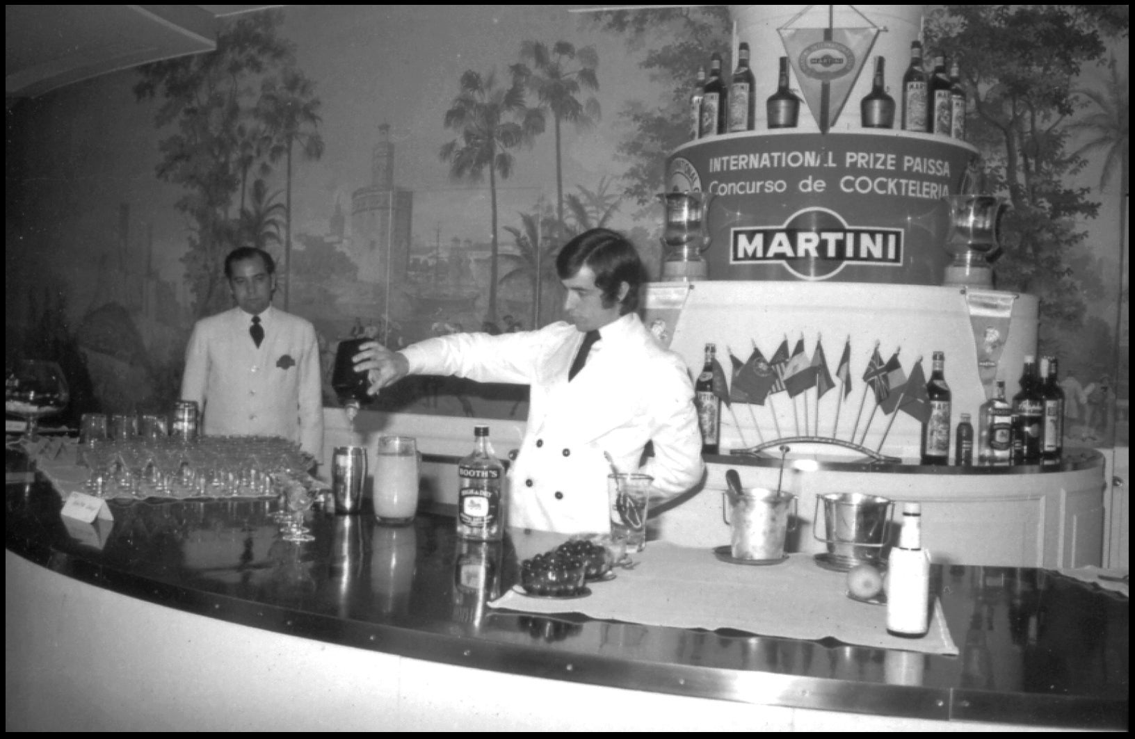 Concurs de cocteleria International Prize Paissa 1975 per a joves bàrmans celebrat el 6 de maig de 1975 a la Terrza Martini / Antoni Capella (Arxiu Fotogràfic de Barcelona)
