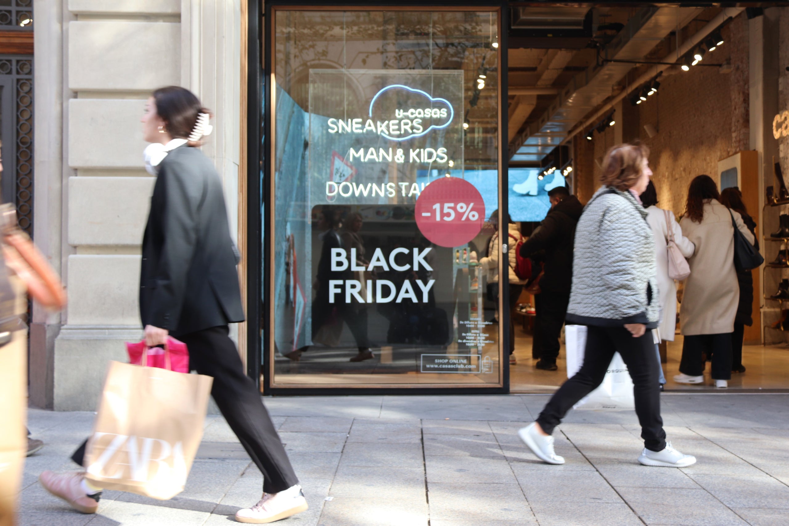 Gent passejant per l'avinguda del Portal de l'Àngel de Barcelona durant el darrer Black Friday / ACN