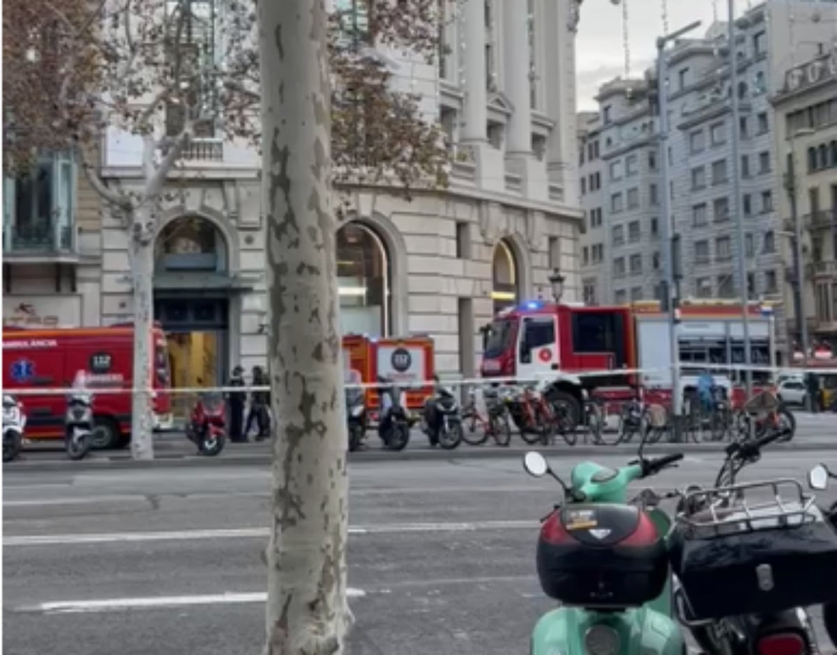 El desplegament dels bombers al passeig de Gràcia | Anton Rosa