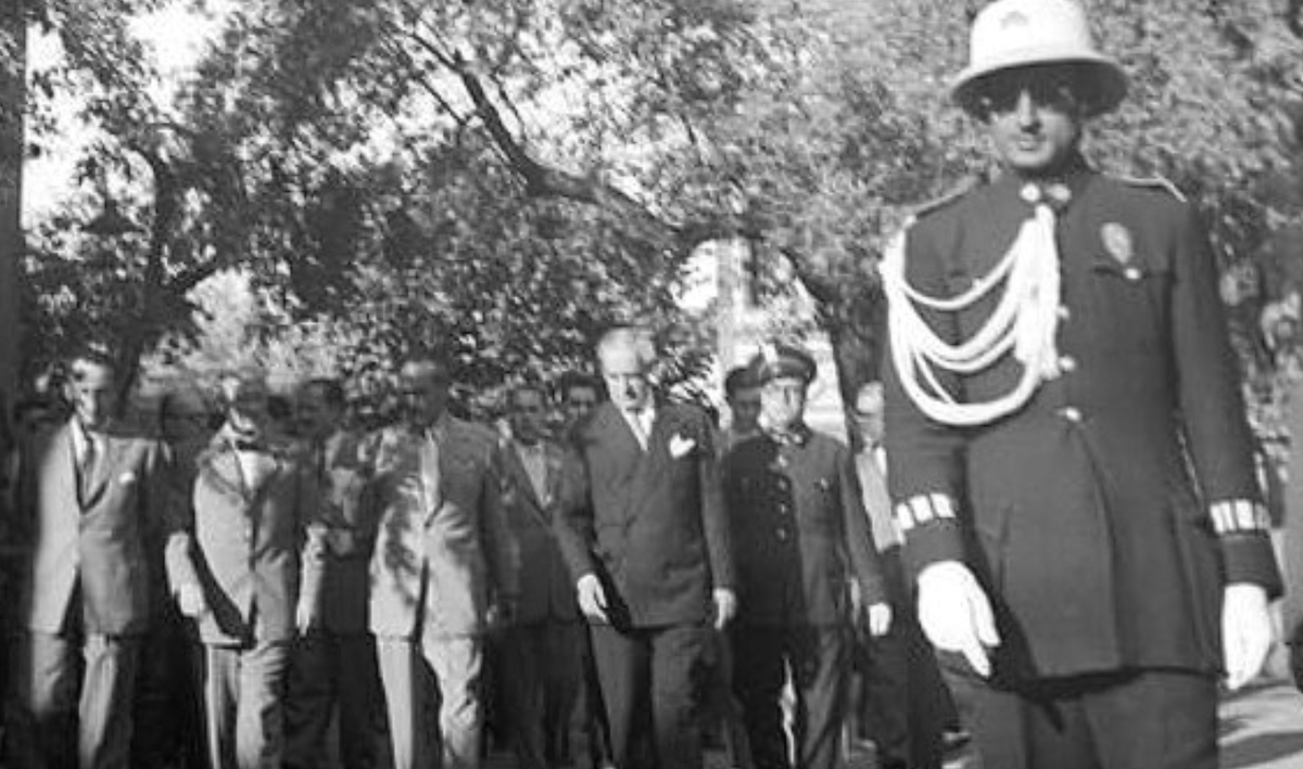 Un agent de la Guàrdia Urbana durant la visita d'Alexander Fleming a Barcelona / X / Guàrdia Urbana