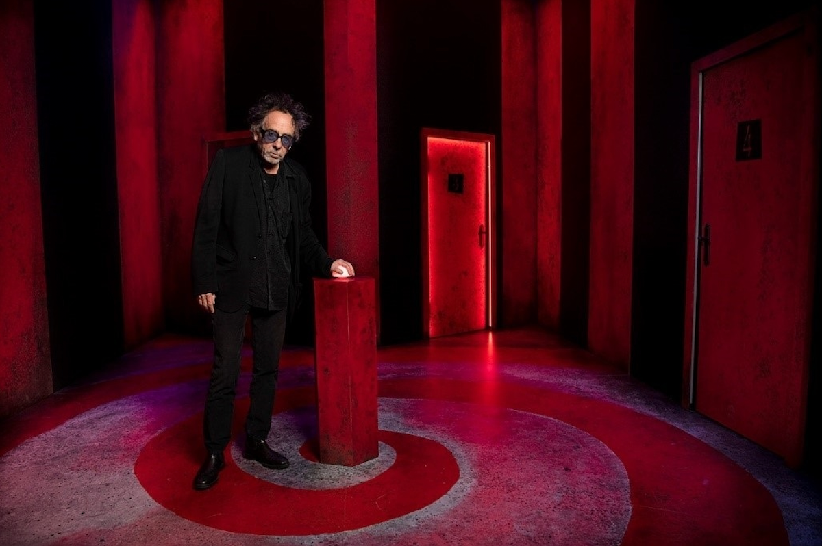 Tim Burton, en una de les sales de l'exposició / Europa Press