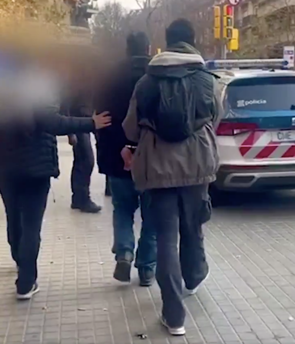 Moment de la detenció del presumpte autor de 4 robatoris a l'Eixample | MOSSOS