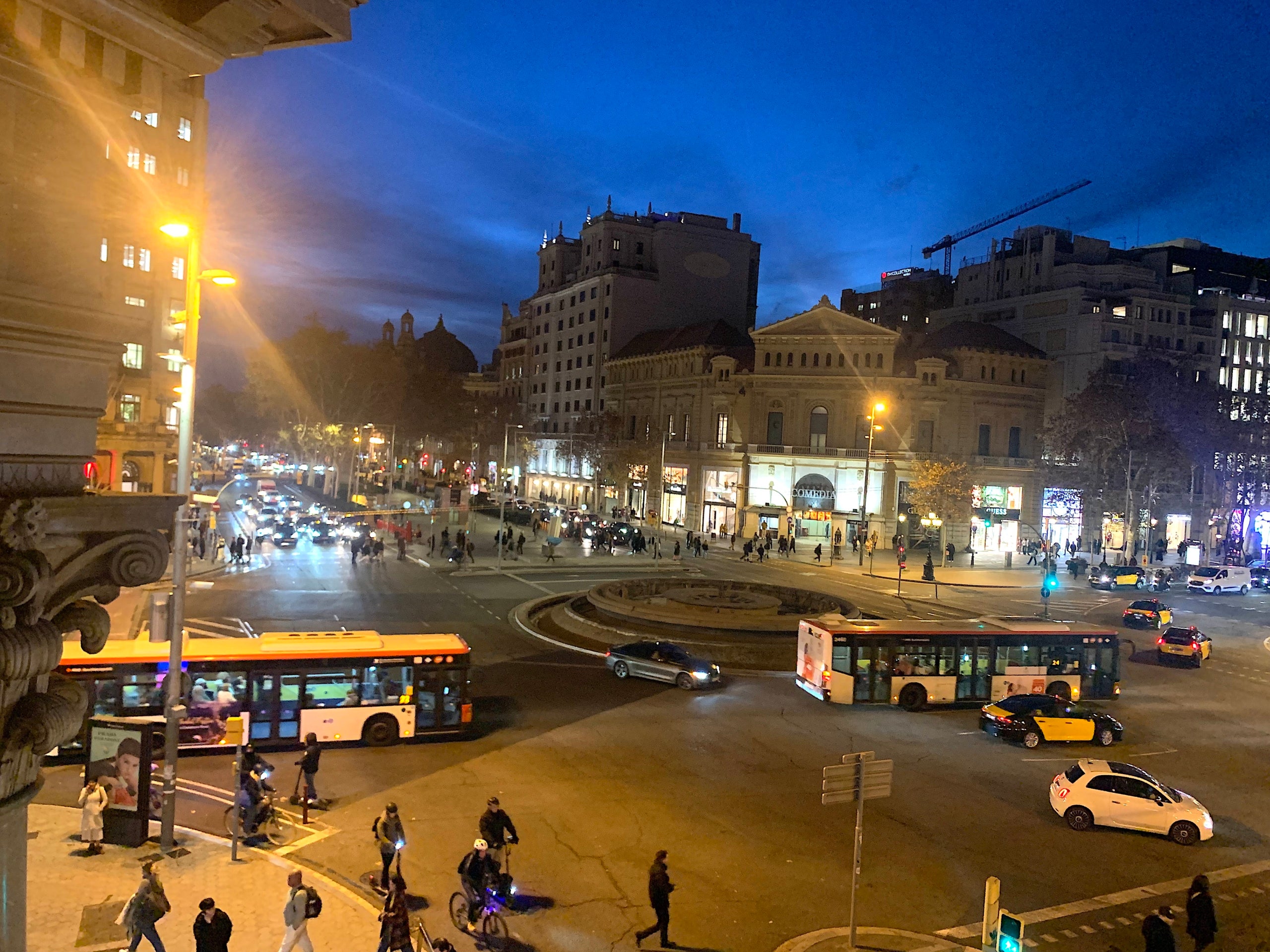 Cinema Comèdia, a la cruïlla de la Gran Via amb el passeig de Gràcia / S.B.