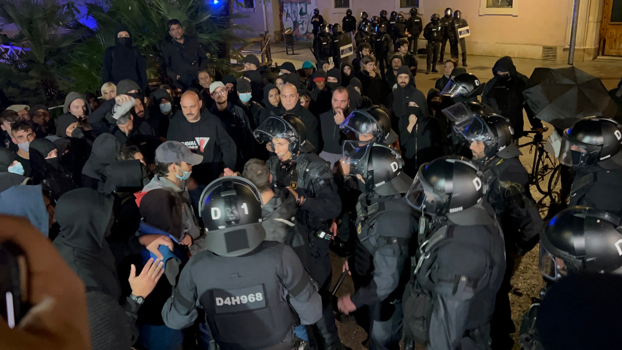 Els Mossos controlen i aturen manifestants antifeixistes durant la protesta del 25 de maig/Pol Solà
