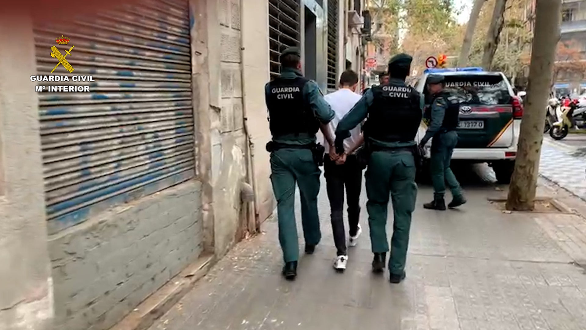 Agents de la Guàrdia Civil traslladen a un detingut en una operació contra lladres de casa / Guàrdia Civil
