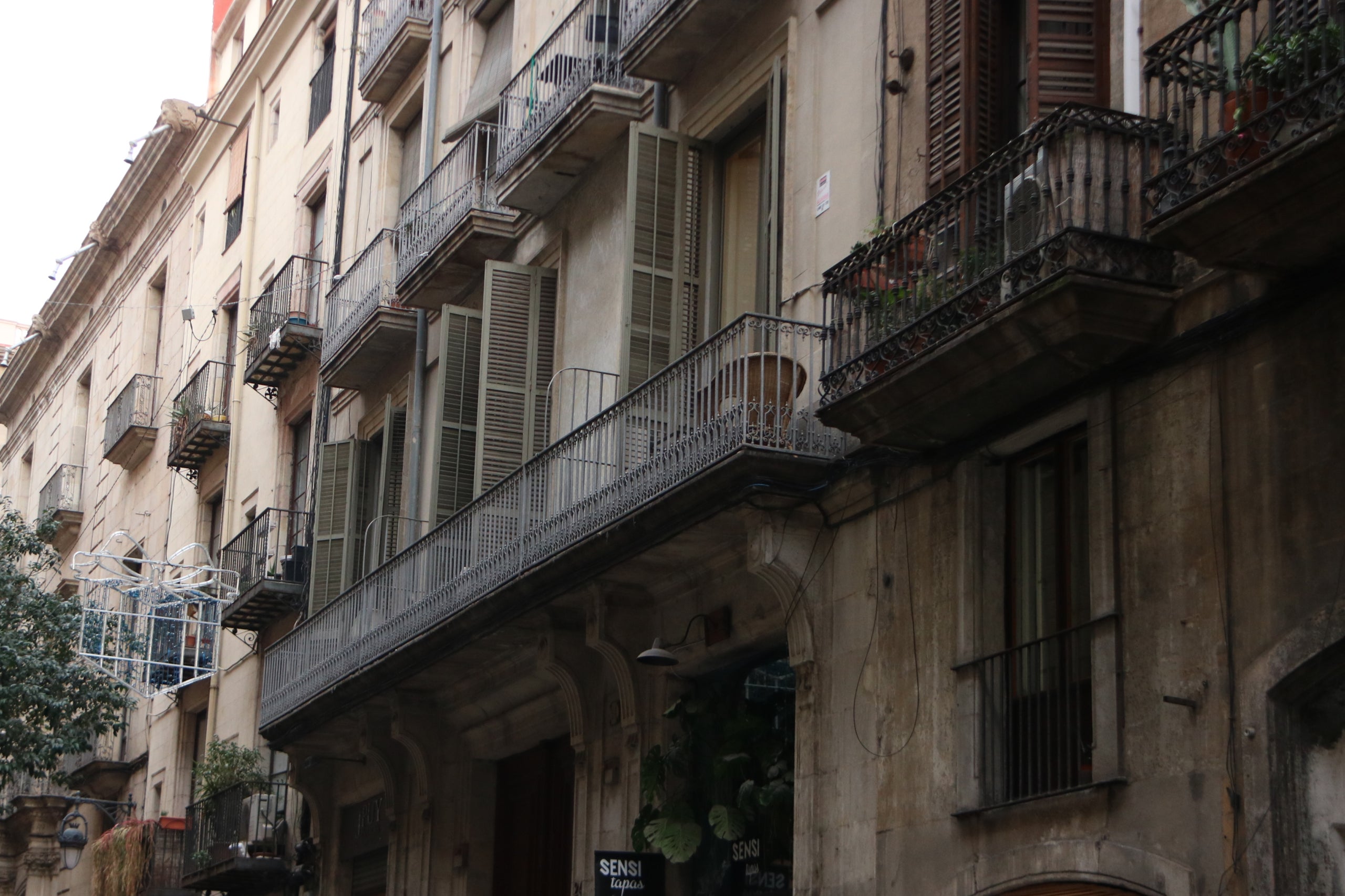 La finca ubicada en el número 24 del carrer Ample, al districte de Ciutat Vella / Ariadna Comas (ACN)
