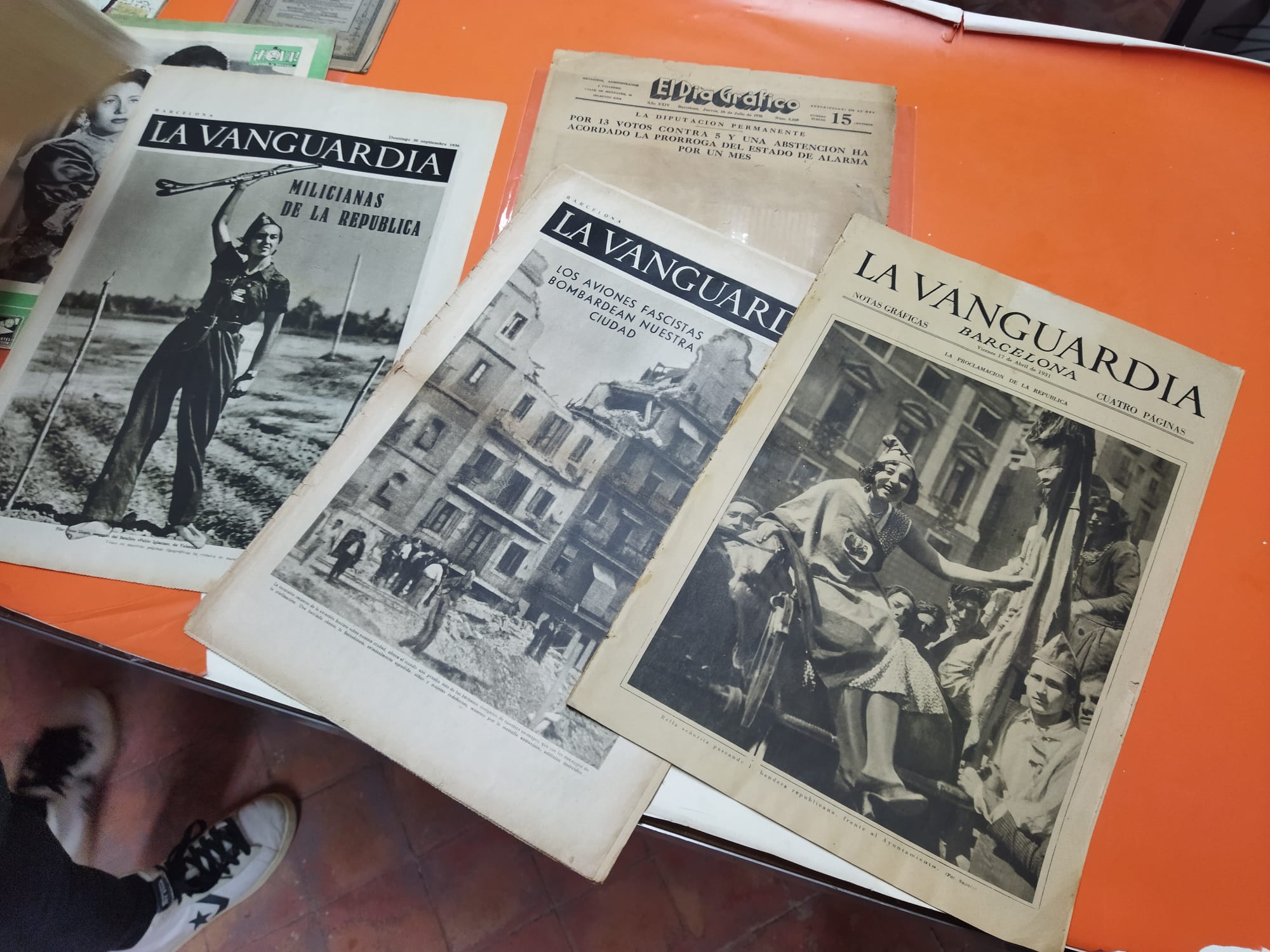 Diarios antiguos la Vanguardia en la tienda