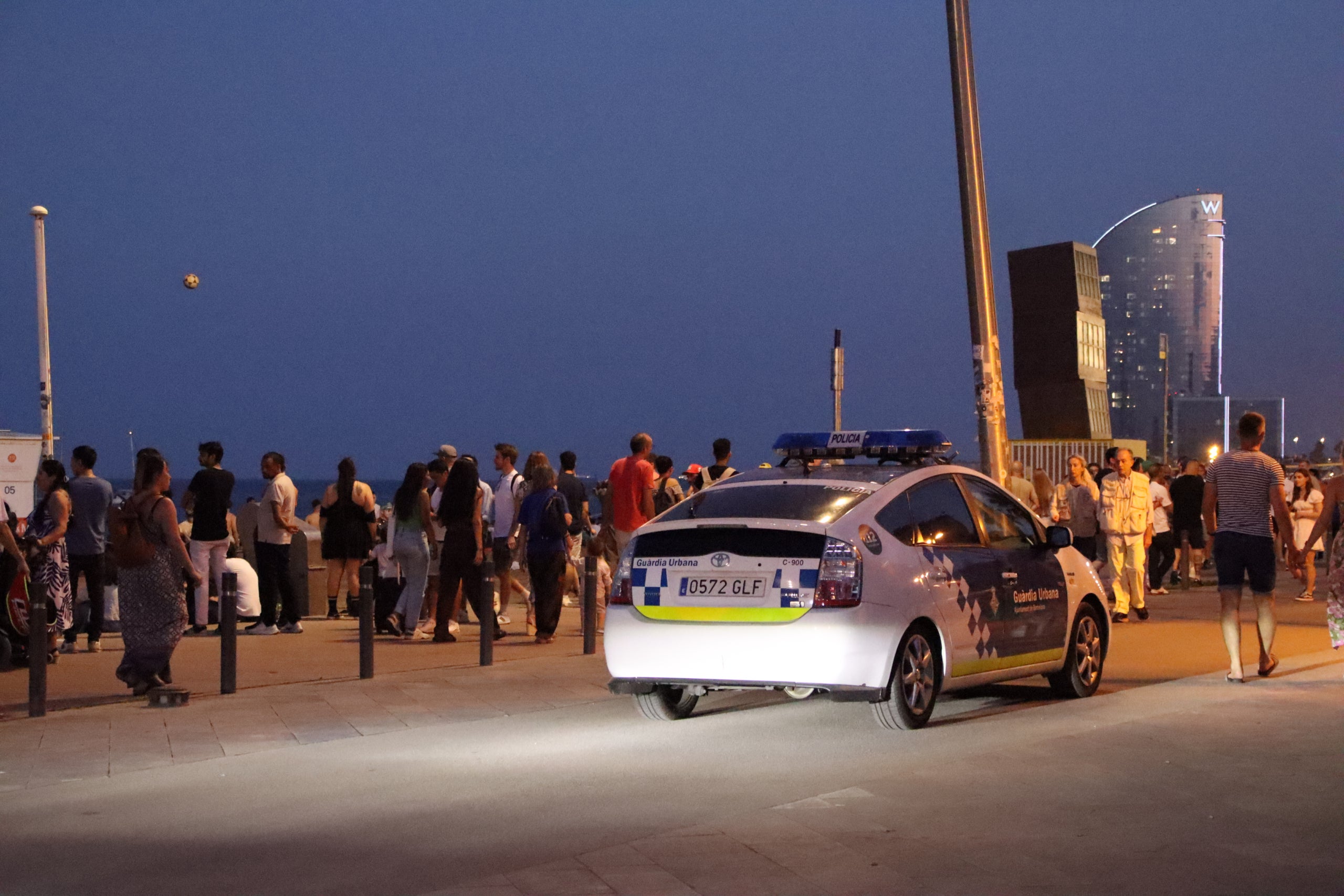 Un cotxe de la Guàrdia Urbana patrulla per la Barceloneta | Blanca Blay (ACN)