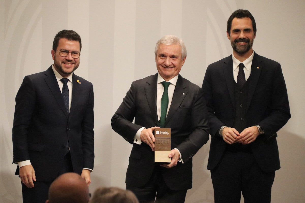L'actual propietari de la Drogueria Rovira, Ramon Segarra, rep el Premi Nacional de Comerç de la mà del president de la Generalitat, Pere Aragonès; i el conseller d'Empresa i Treball, Roger Torrent / ACN