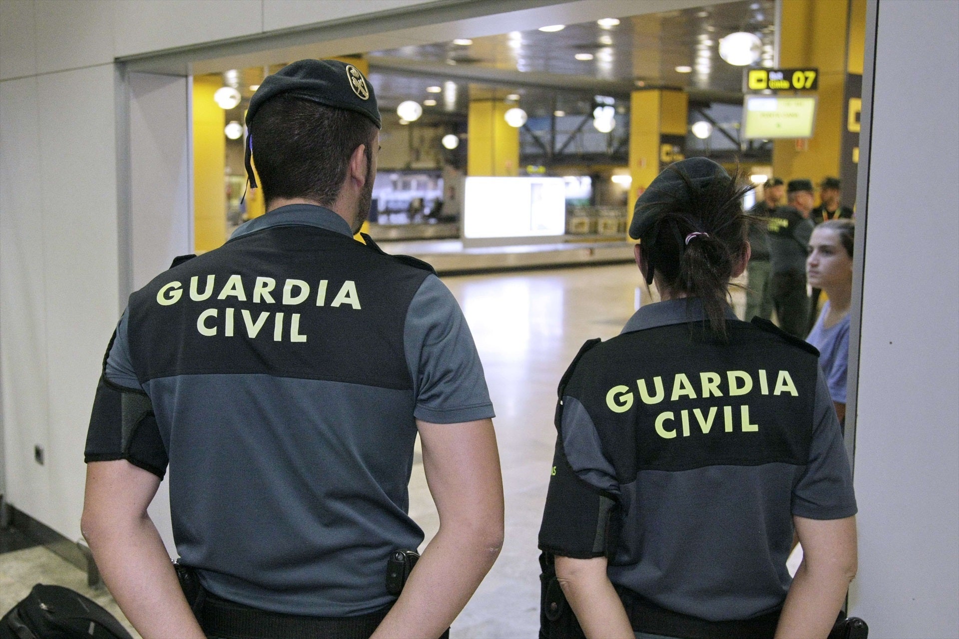 Imatge d'arxiu de dos agents de la Guàrdia Civil a l'Aeroport del Prat / Europa Press