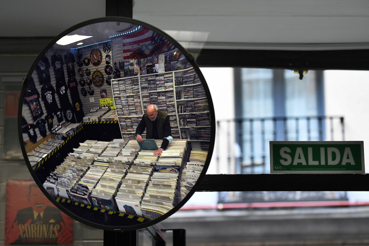 Un home remena vinils en una botiga de discos de segona mà / Europa Press