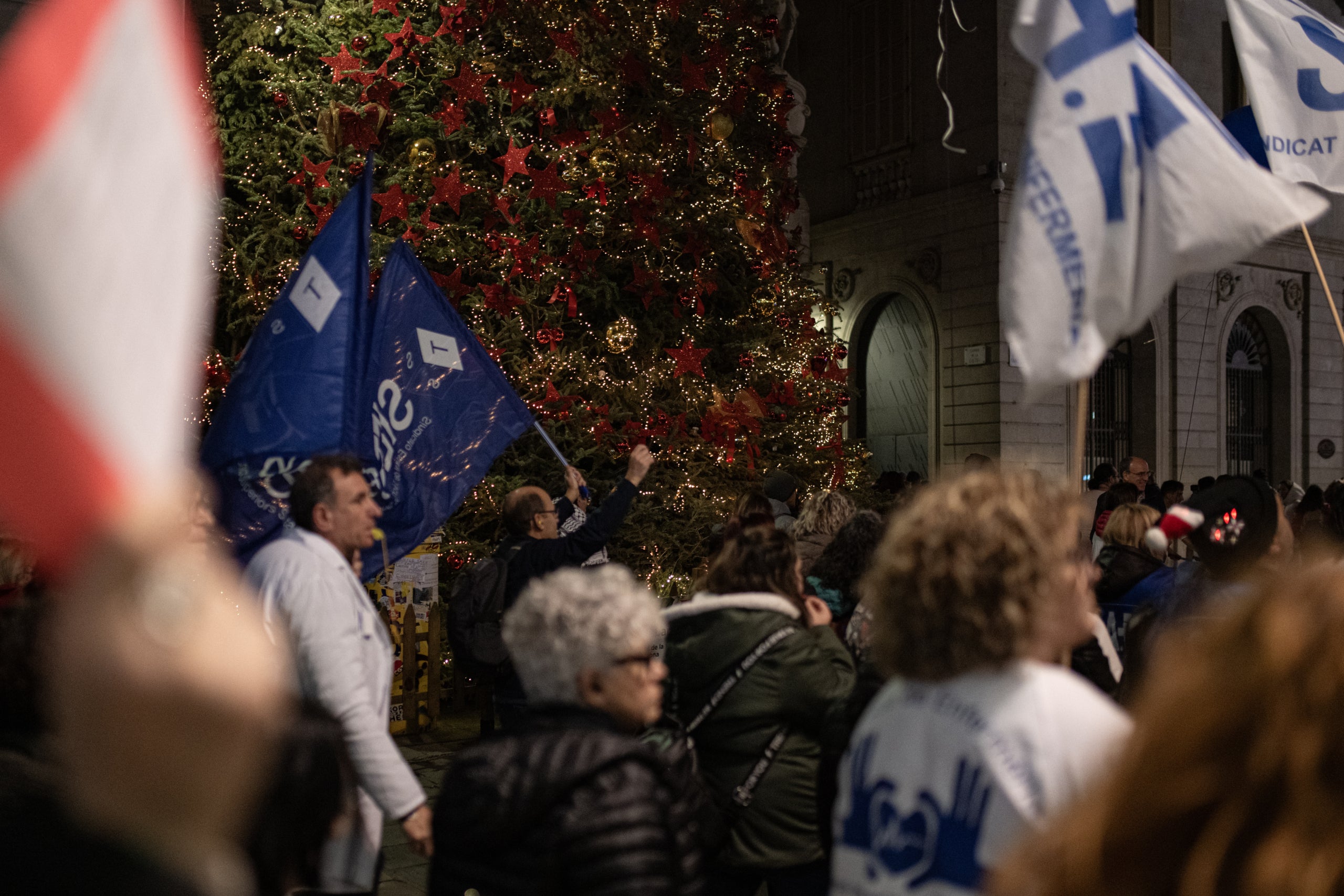 Desenes de persones en una manifestació de tècnics sanitaris / EP