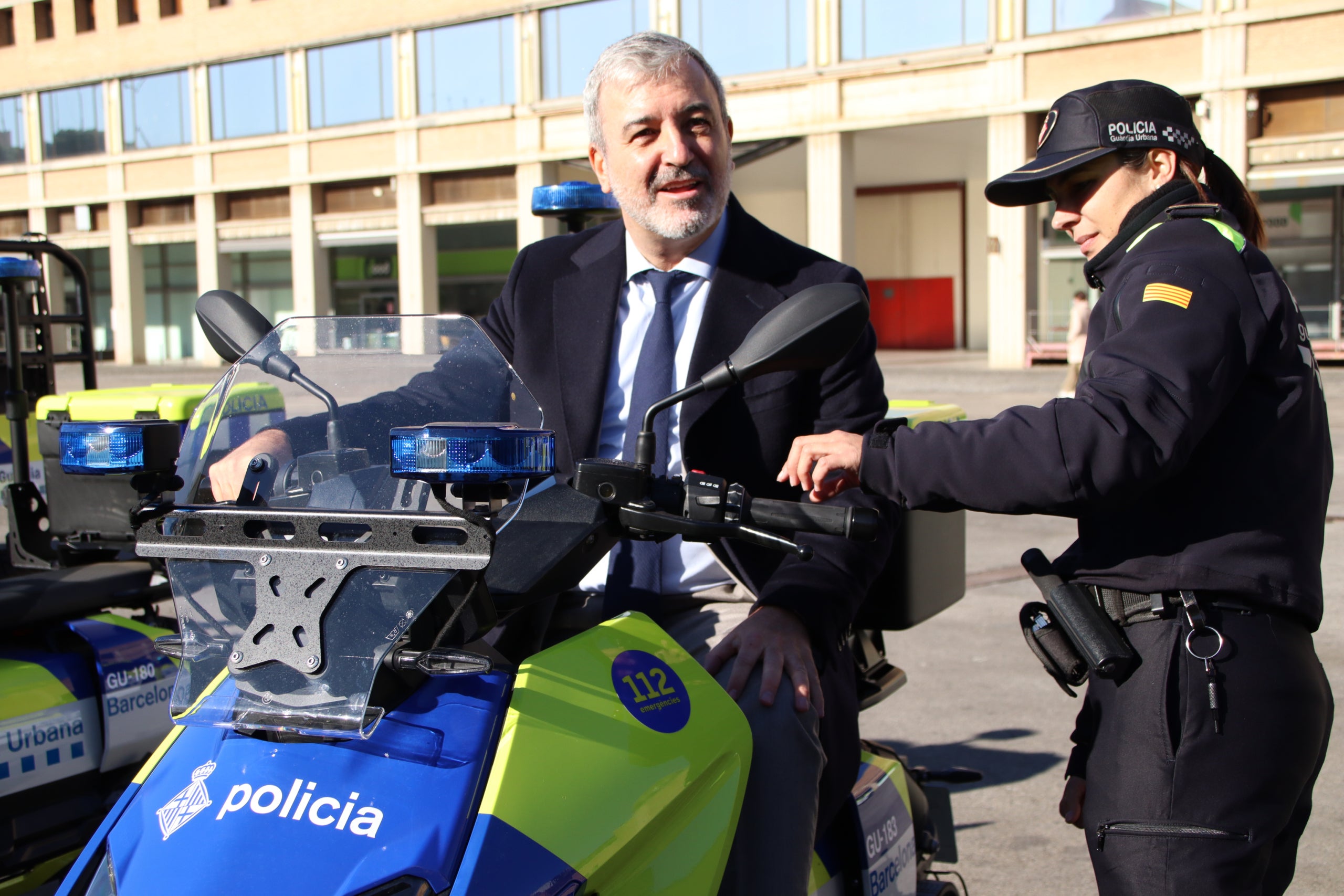 L'alcalde de Barcelona, Jaume Collboni, en una de les noves motos de la Urbana / ACN