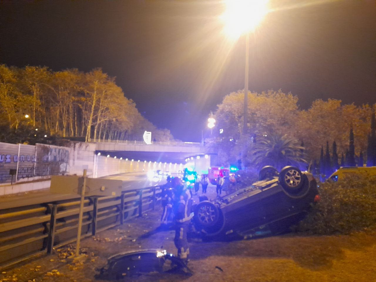 Així ha acabat el vehicle accidentat a la ronda del Litoral aquest dilluns / Bombers de Barcelona