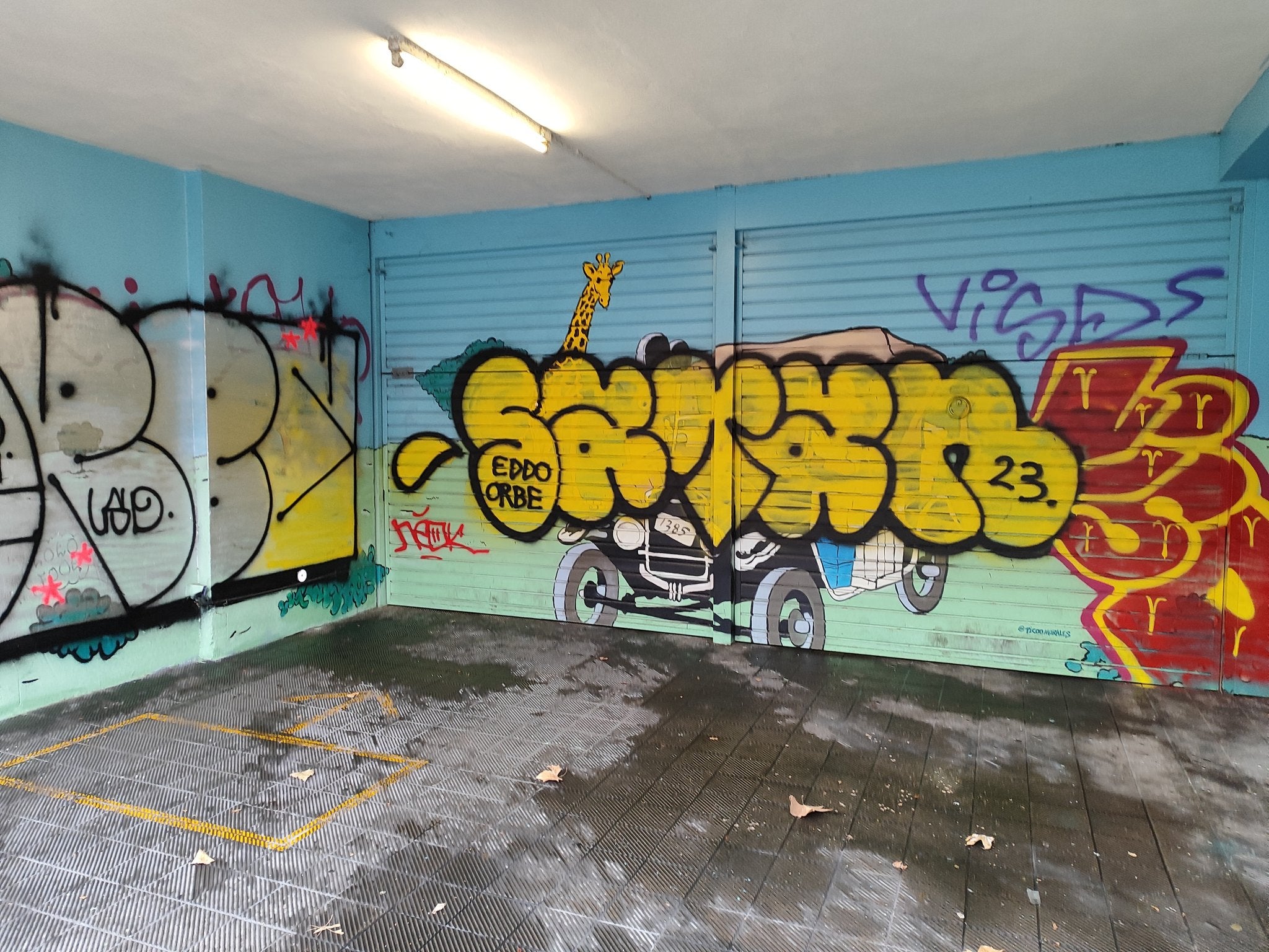 Imatge de com ha quedat el grafiti a l'entrada d'un pàrquing al carrer Lepant / @carlesp64(Twitter)