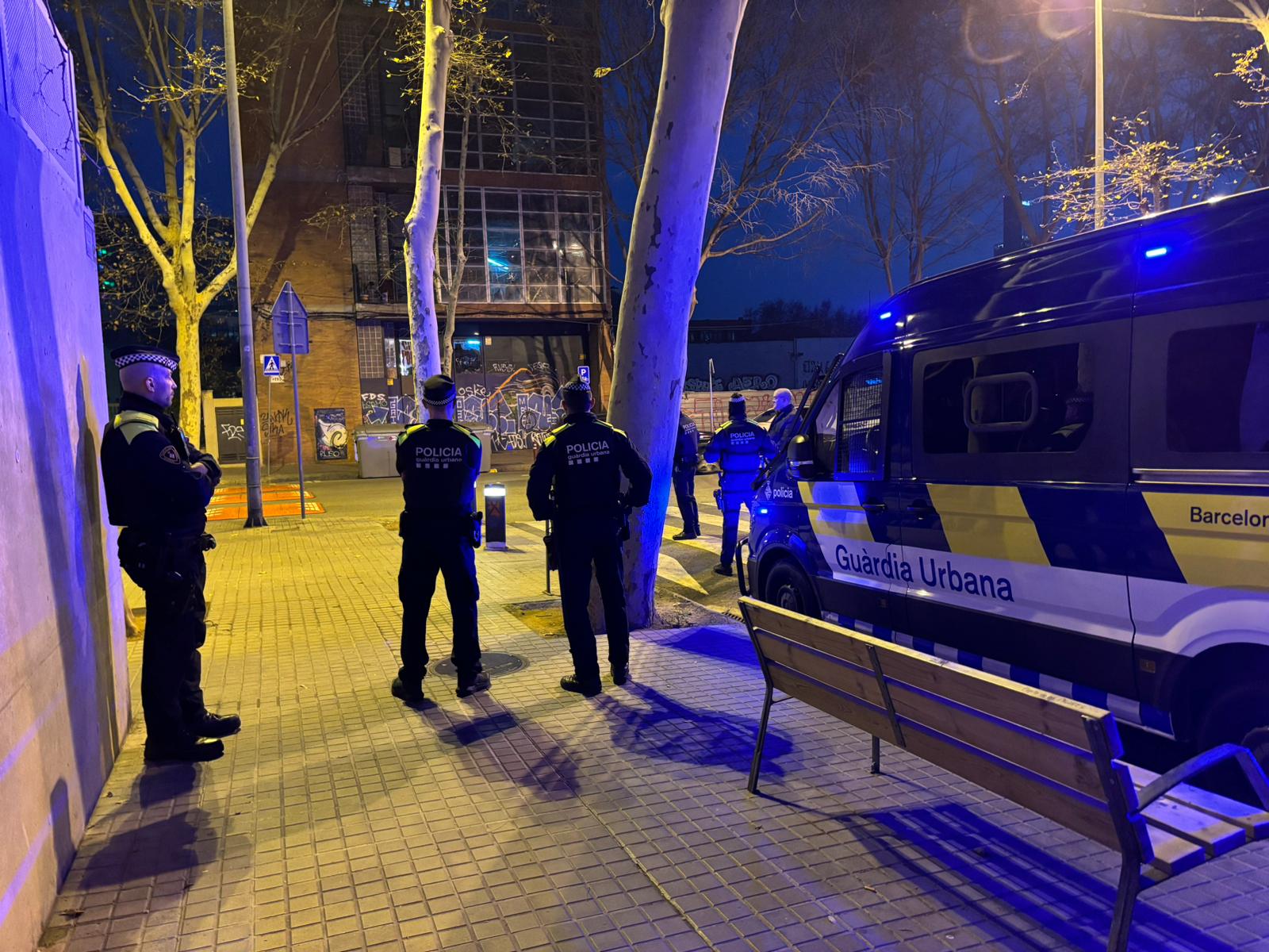Agents de la Guàrdia Urbana davant l'edifici ocupat CEDIDA