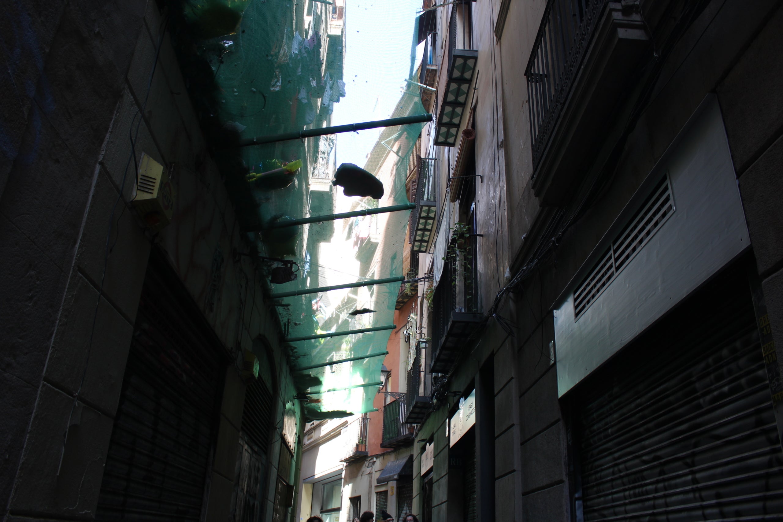 La malla protectora, convertida en un abocador / Alba Losada
