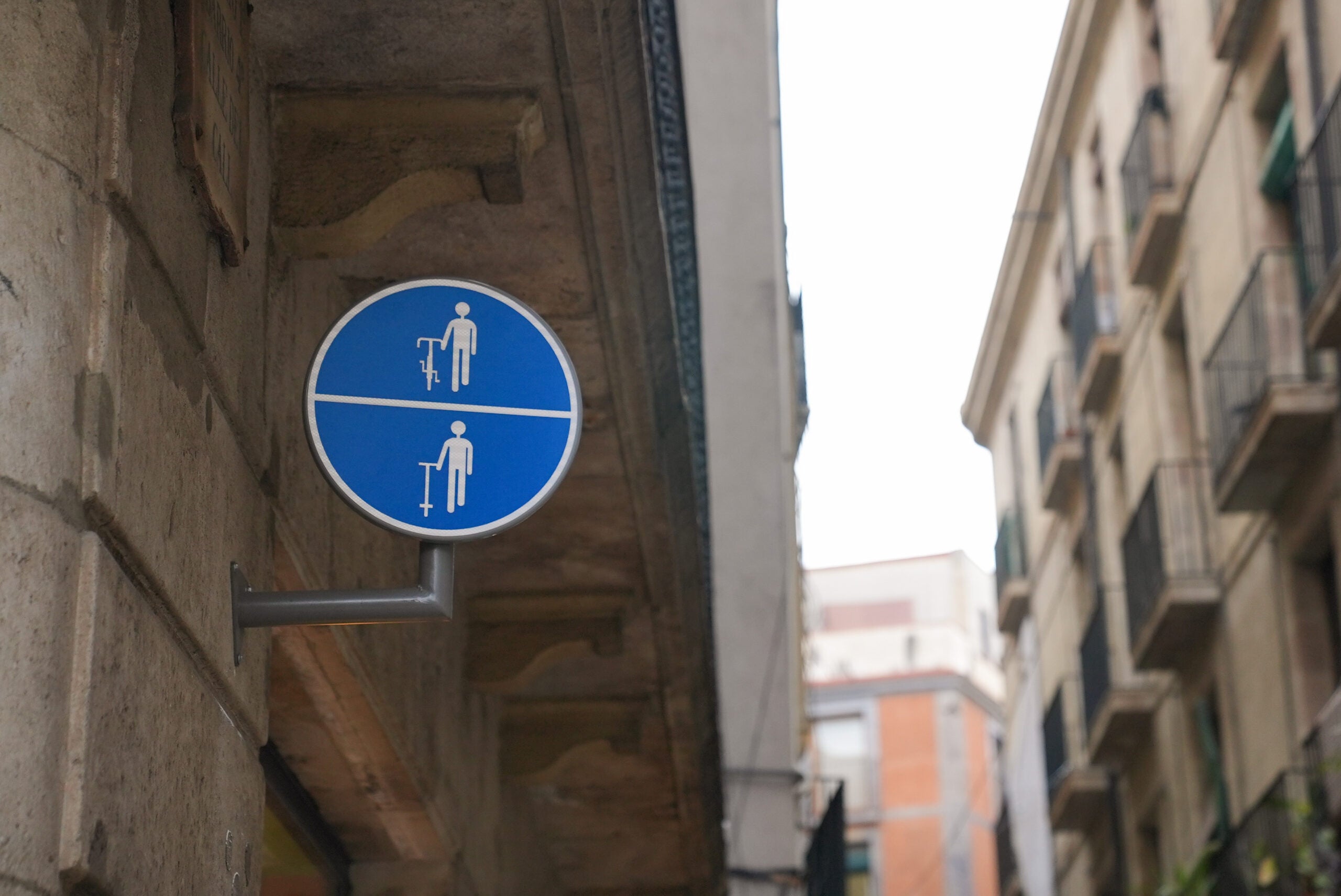 Una de les noves senyalitzacions instal·lades a Ciutat Vella que obliguen a baixar de la bici o el patinet / Ajuntament