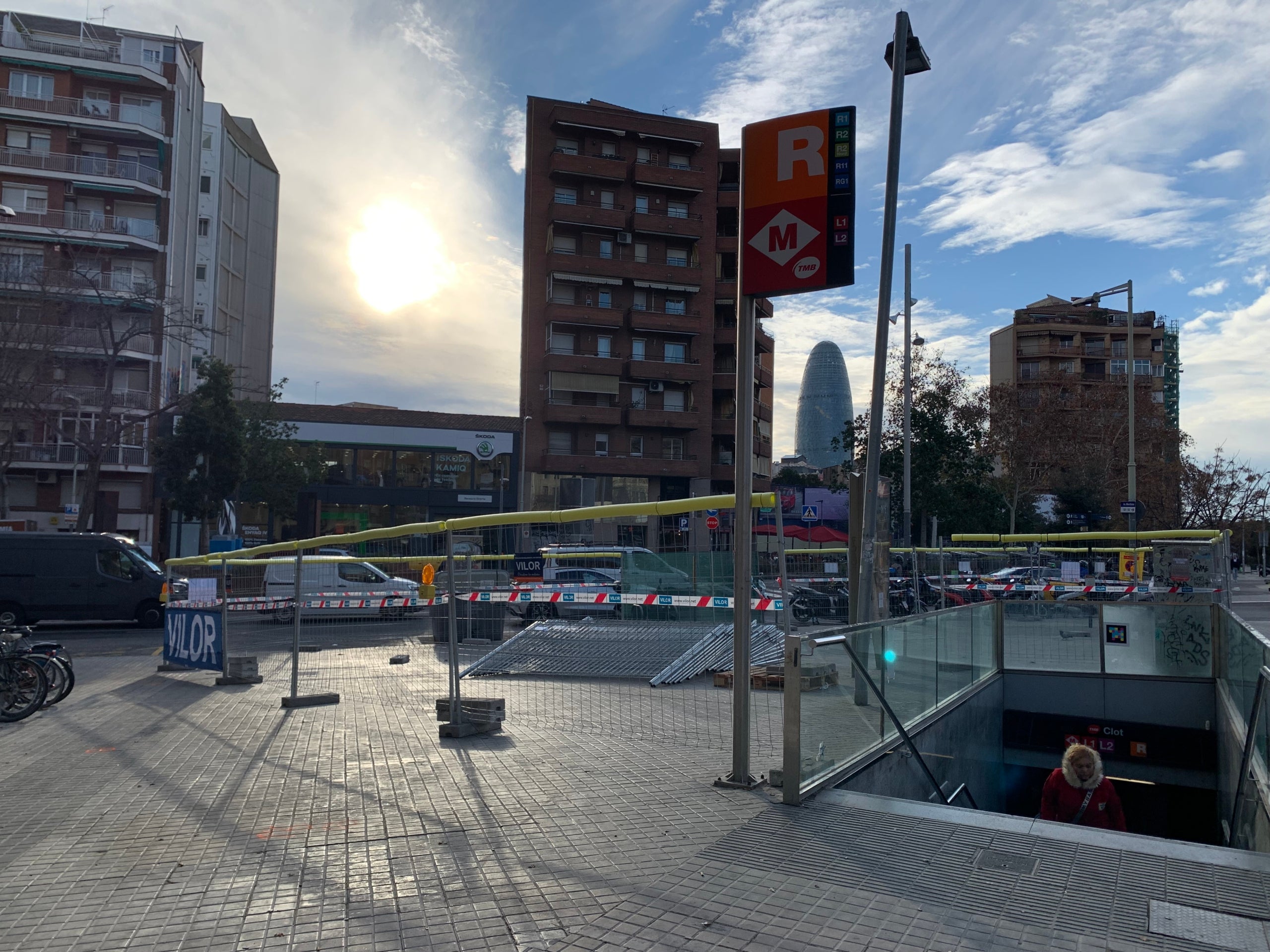 Imatge d'una de les boques d'entrada a l'estació de Clot / Departament de Territori