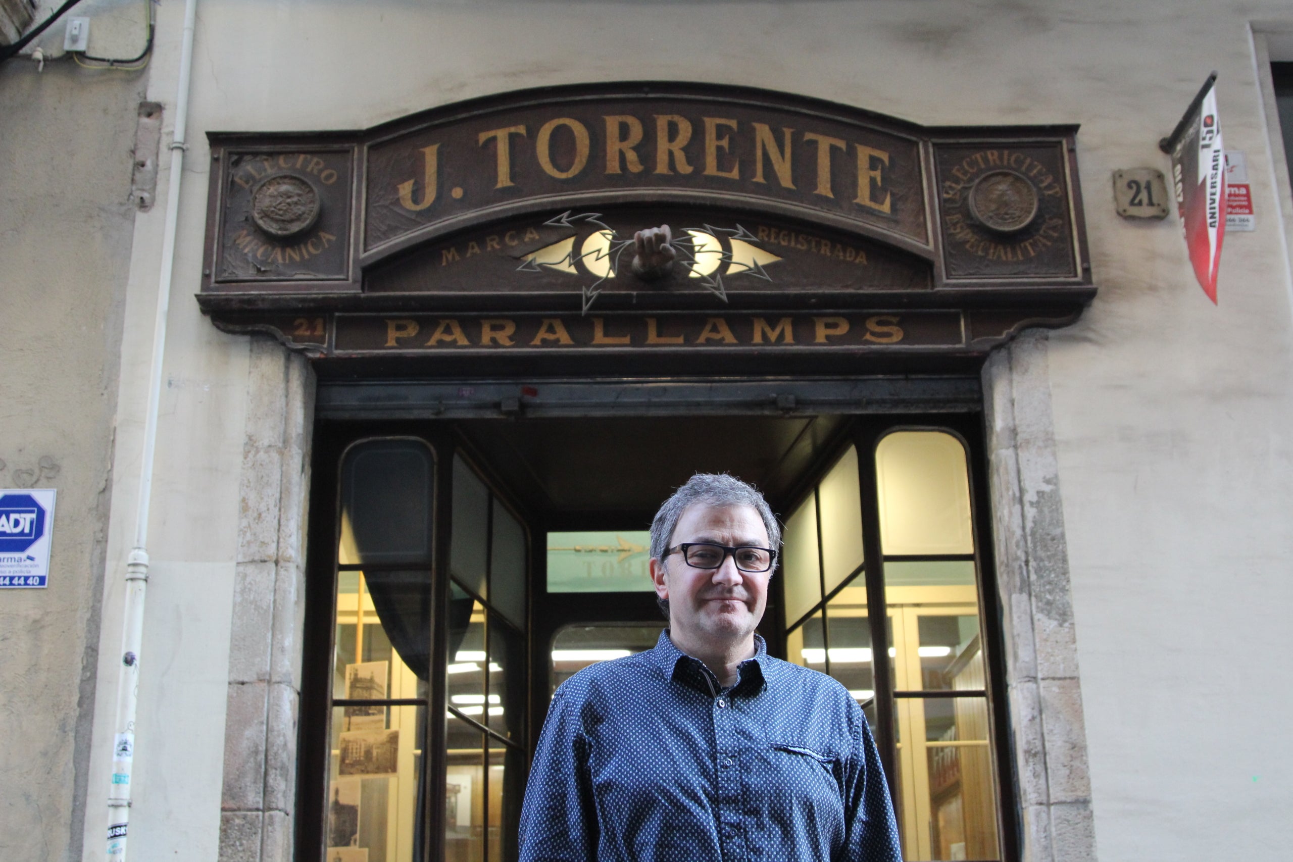 Carles Torrente, quarta generació de la família al capdavant de la botiga de parallamps més antiga del món / A.R.