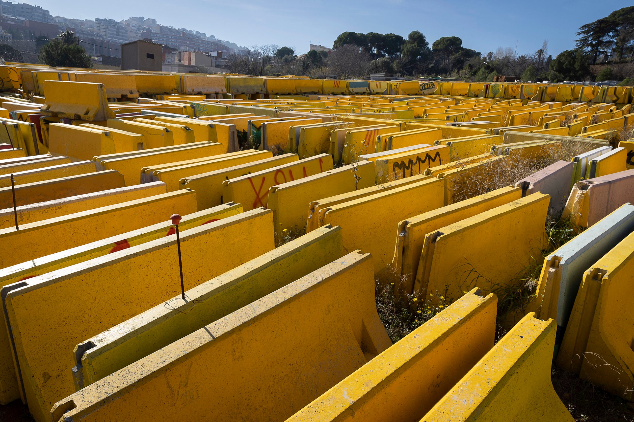 L'Ajuntament aplega tanques New Jersey en un solar municipal del barri de la Clota des del 2022 | Jordi Play