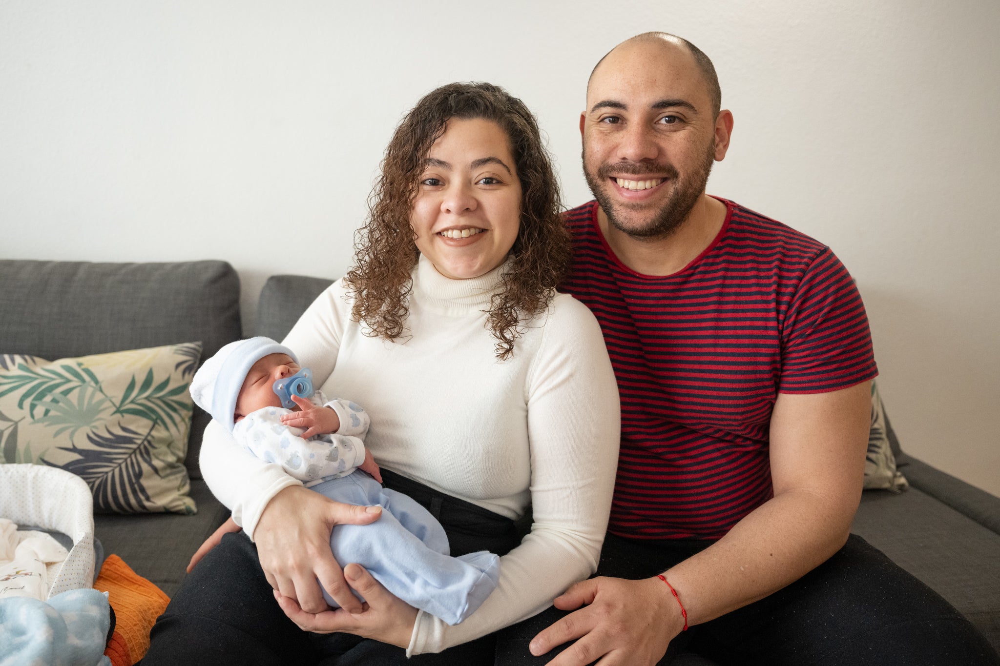 En Manuel, amb la seva mare, la Maira, i la seva parella, en Toño / Hospital Clínic