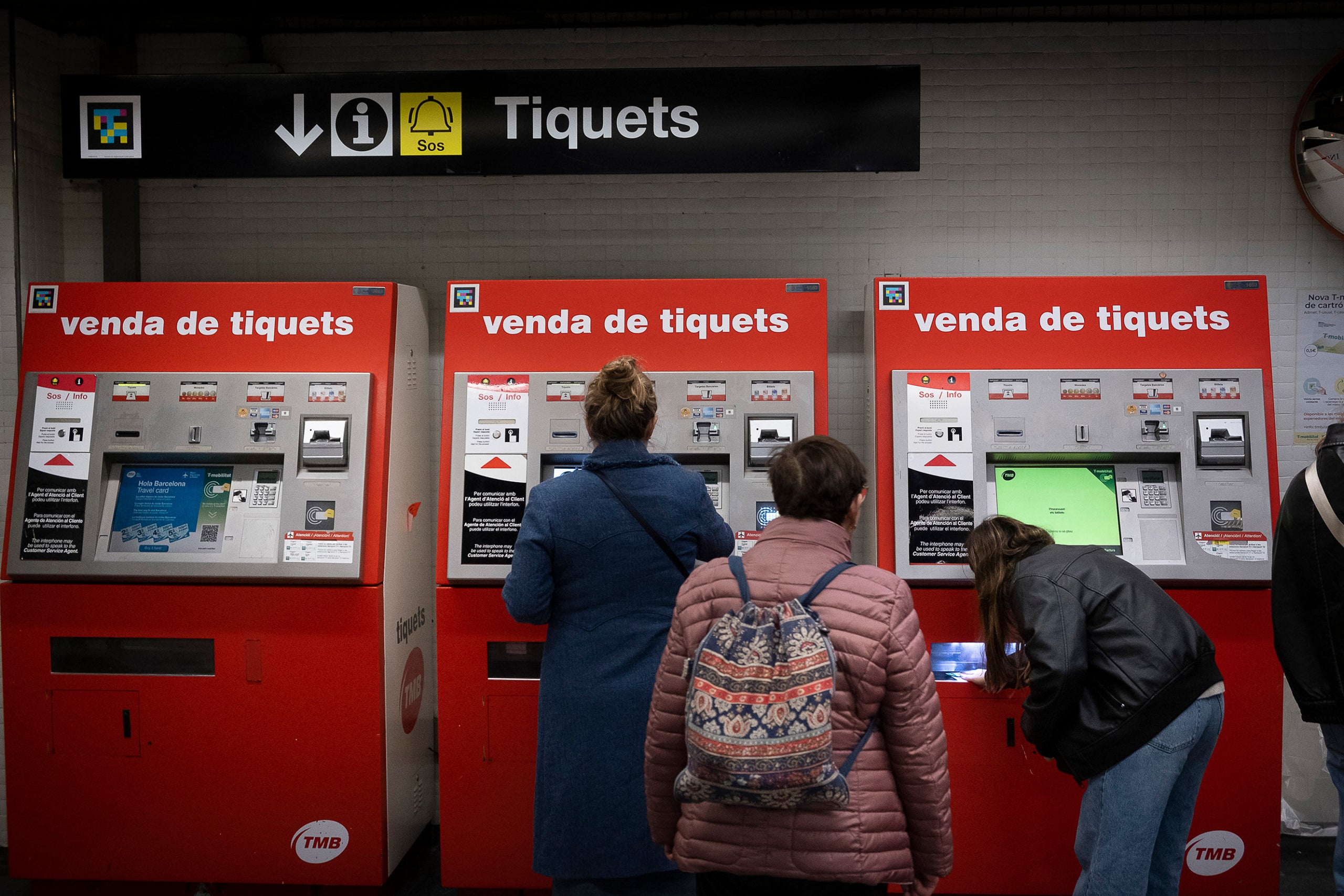 Un grup de viatgers compren uns abonaments en una estació del metro de Barcelona / JORDI PLAY