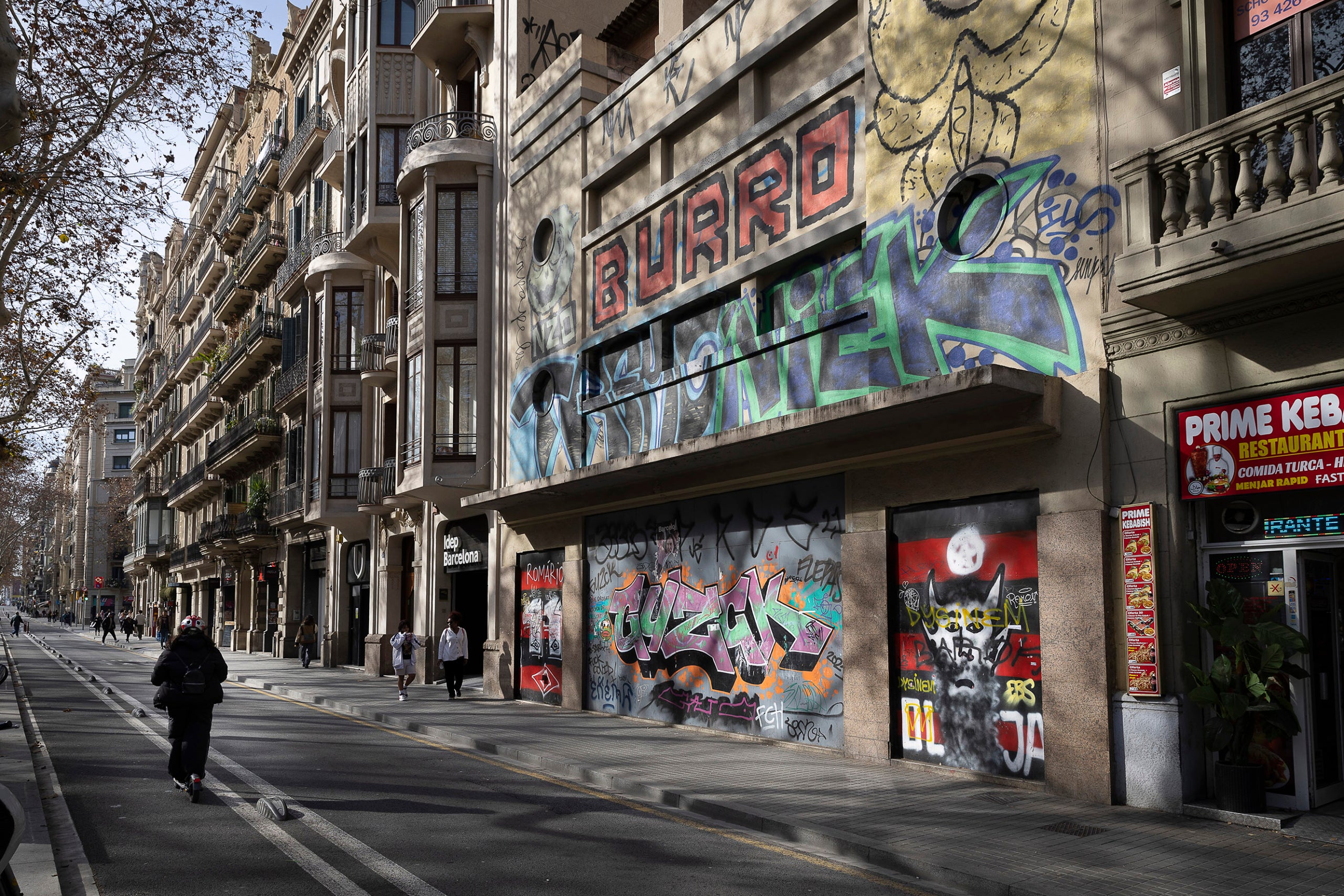 Antiguo cine Rex, a la Gran Vía de las Cortes Catalanas. grafitis en edificio privado, edificio abandonado