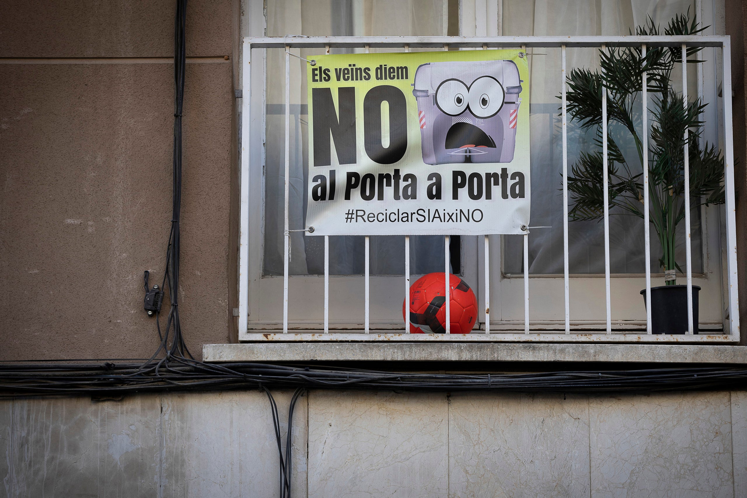 Un rètol contra el sistema 'porta a porta', a Sant Andreu, a principis del 2024 / Jordi Play
