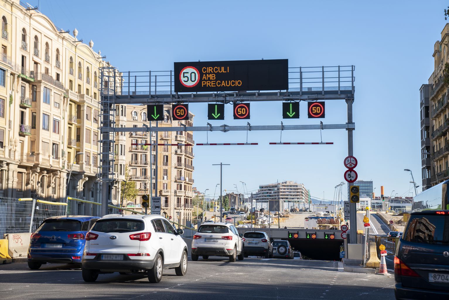 Vehicles entrant al túnel de Glòries de soterrament de la Gran Via de les Corts Catalanes | Ajuntament