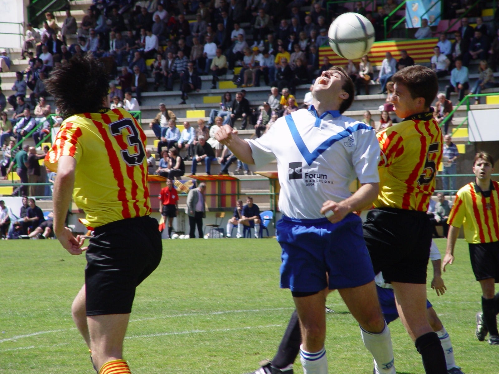 Els jugadors disputen una pilota aèria en el derbi de l'any 2004 | Àngel Garreta