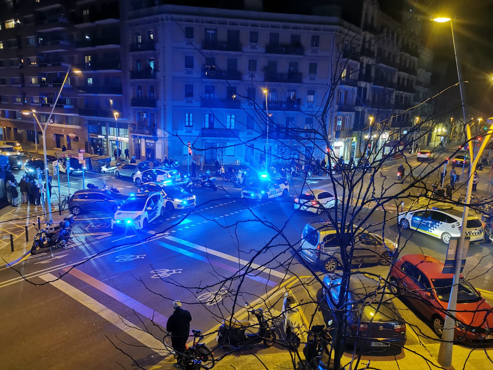 La complicada detenció que va practicar la Guàrdia Urbana al carrer de Mallorca aquest dimarts / TOT Barcelona
