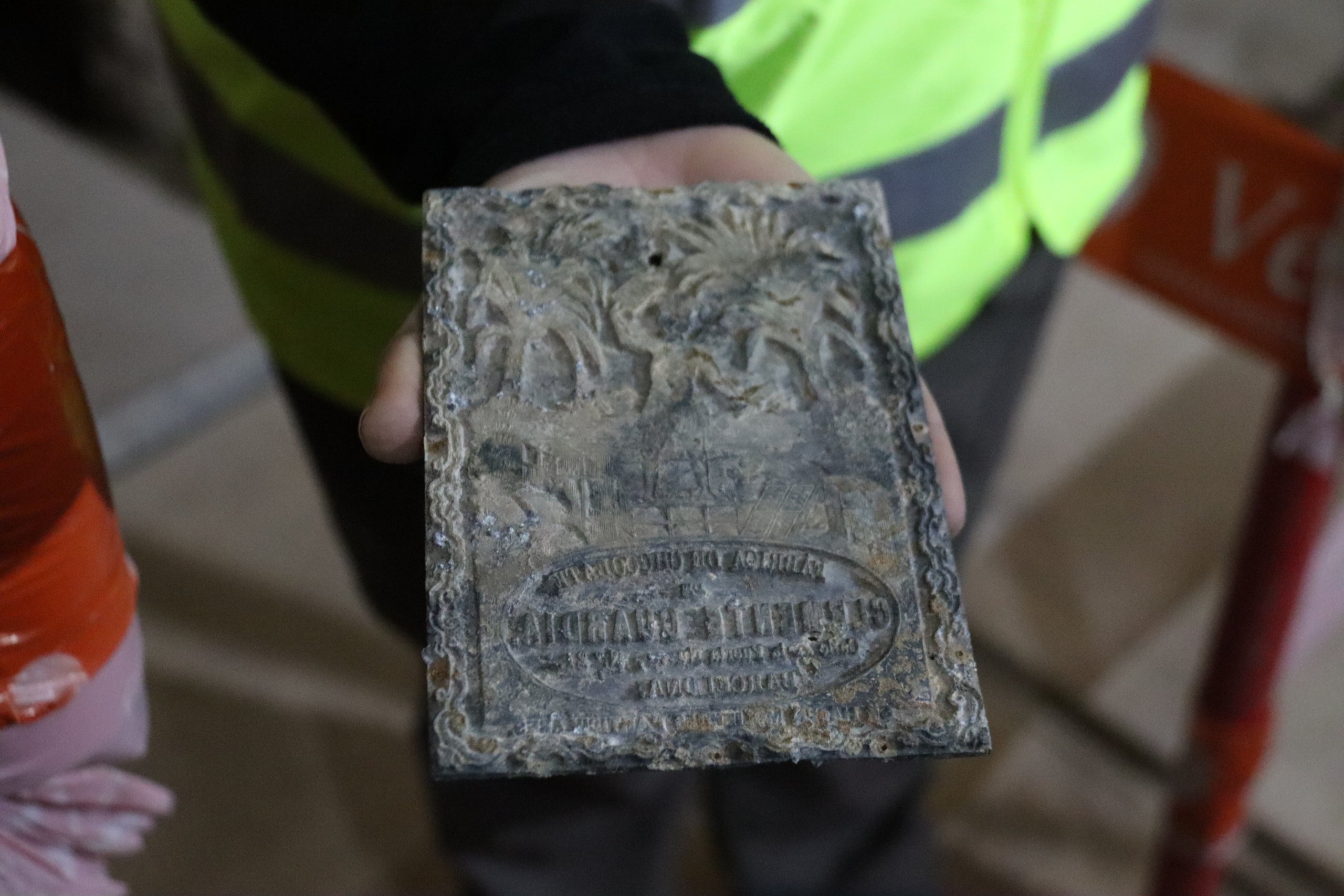Una de les plaques de plom trobades, que s'hauria usat per elaborar les etiquetes de les xocolates / ACN