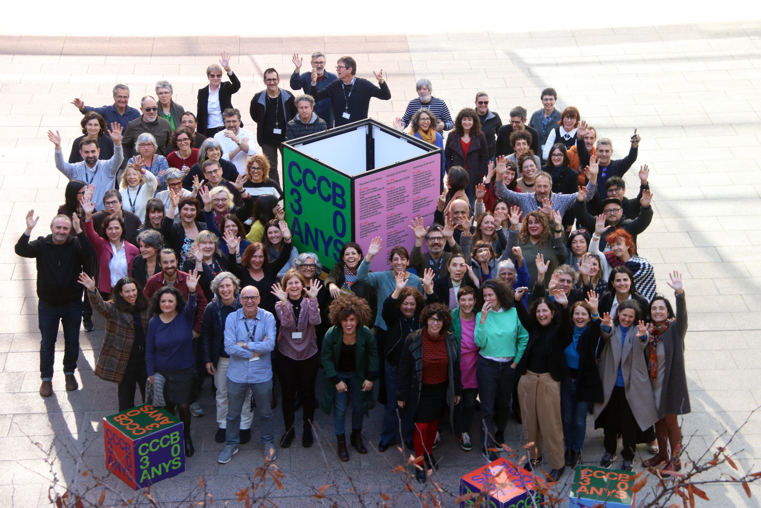 Fotografia de família amb els treballadors del CCCB abans de la roda de premsa de presentació dels actes de celebració dels 30 anys | Guillem Roset (ACN)