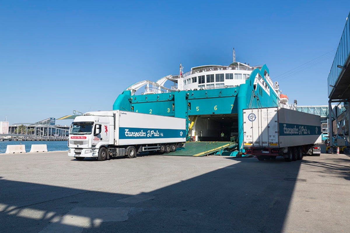 Ferri durante la operativa de descarga en Barcelona | Port de Barcelona