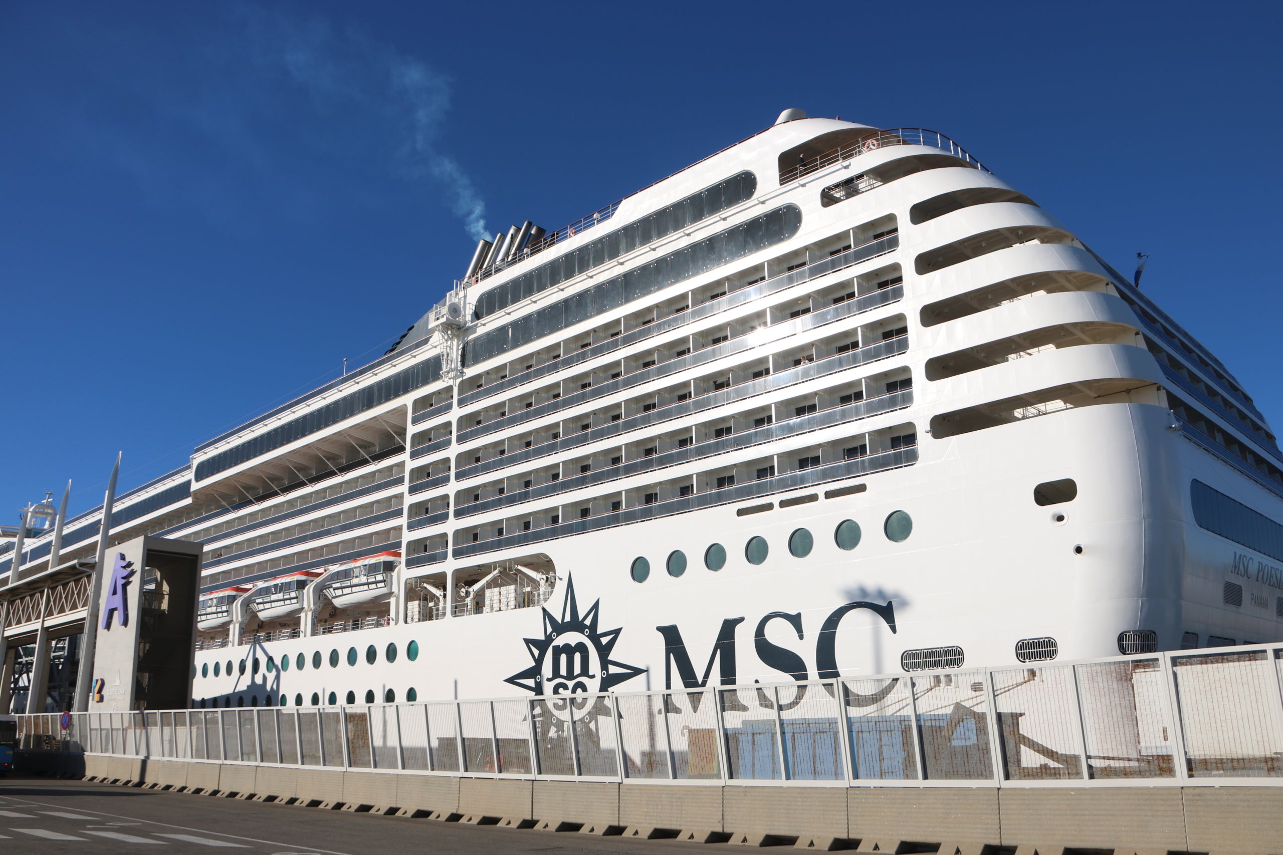 L'exterior del MSC Poesia que farà la volta al món en 117 dies | Ariadna Comas (ACN)