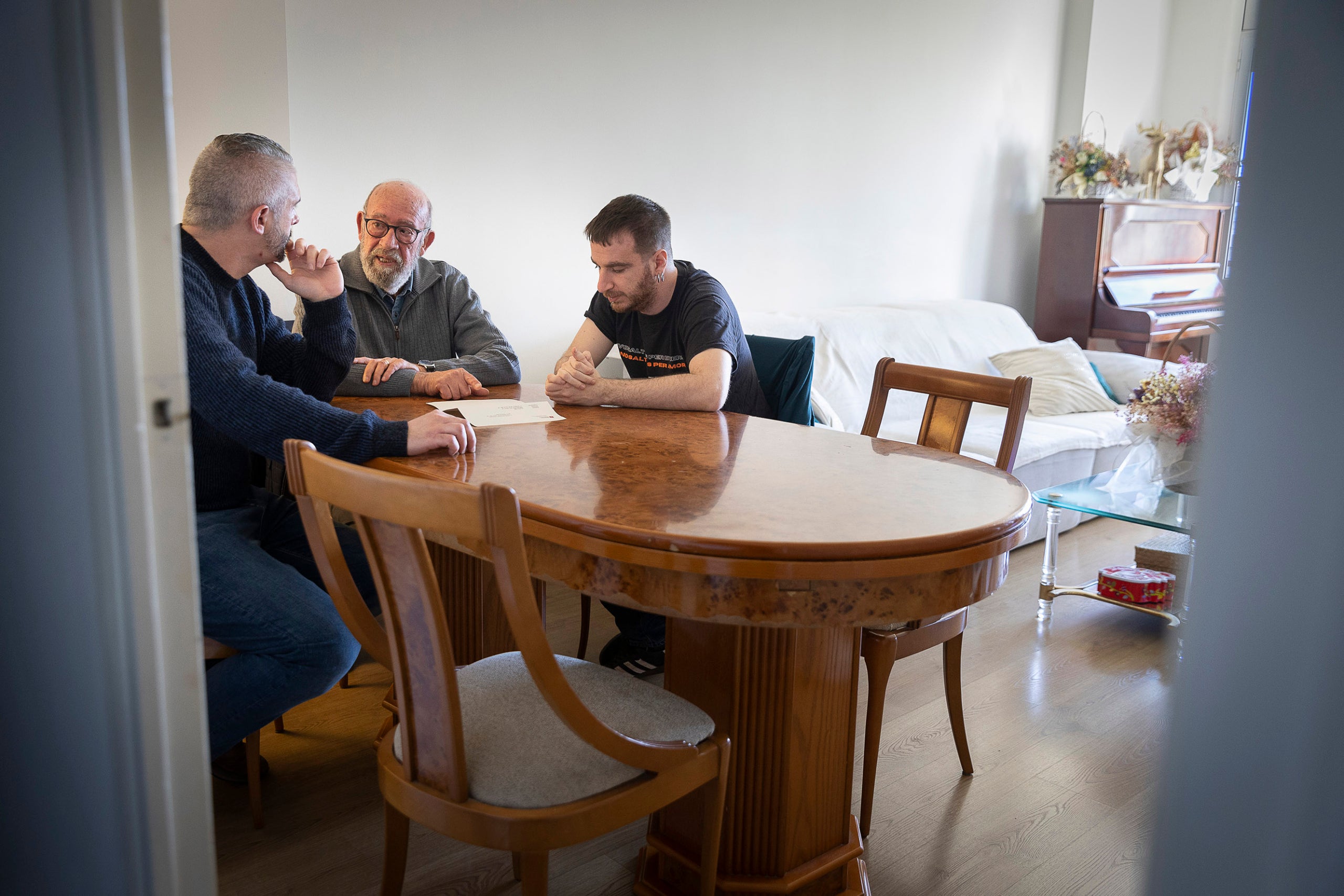 David Madueño, Enric Núñez i Albert Freixa en un dels pisos afectats del Bloc Tarragona / Jordi Play