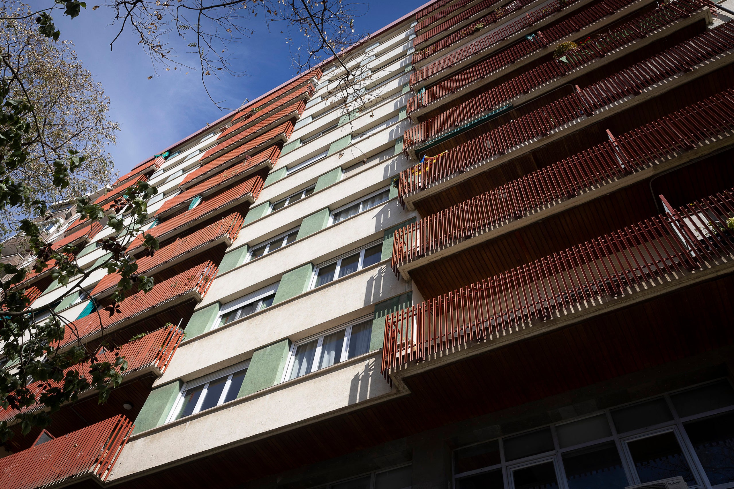 El bloc del carrer de Tarragona, un dels que està ple d'apartaments turístics / Jordi Play