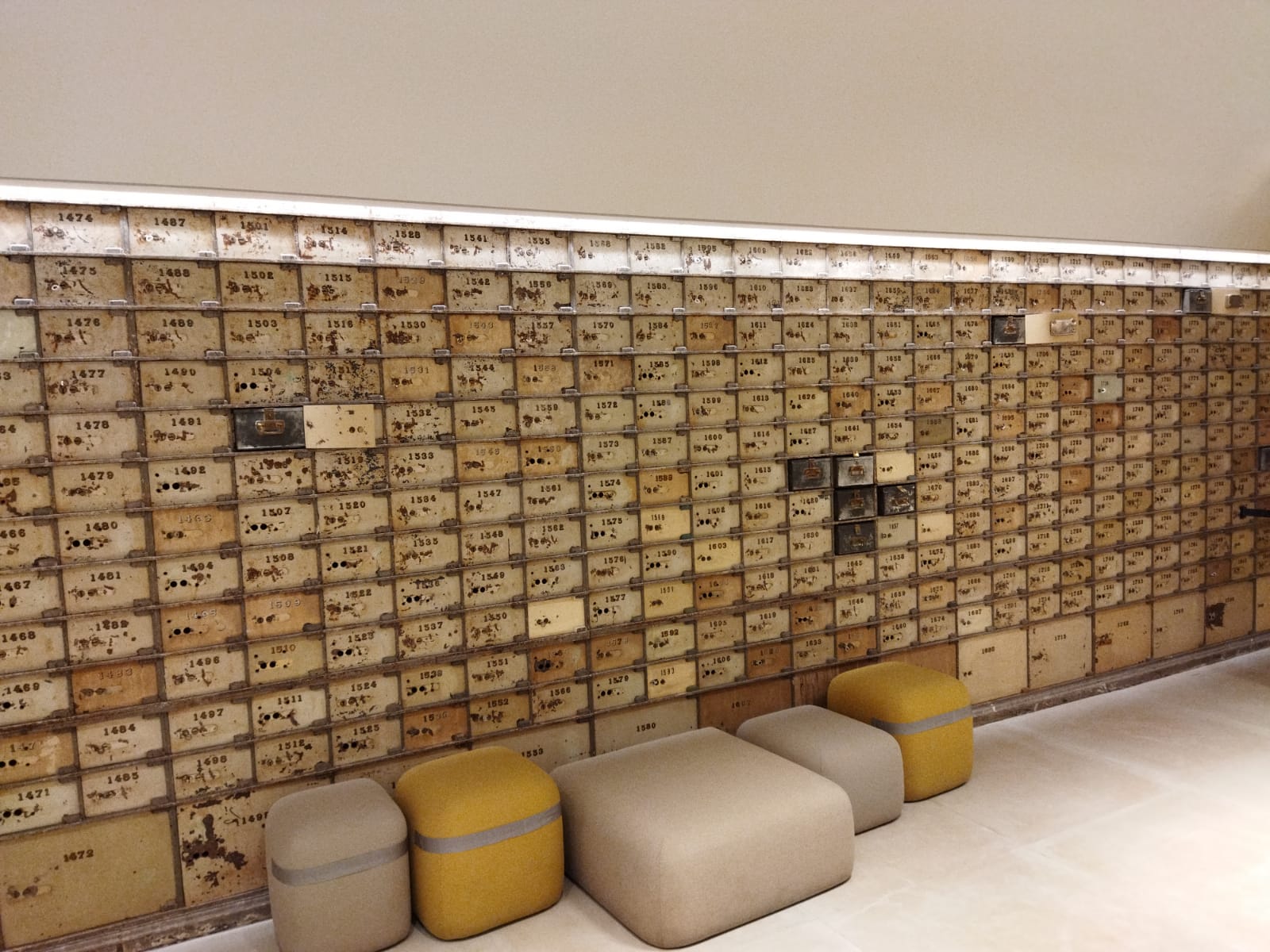 Decenas de pequeñas cajas fuertes a la tienda de Stradivarius JORDI SUBIRANA