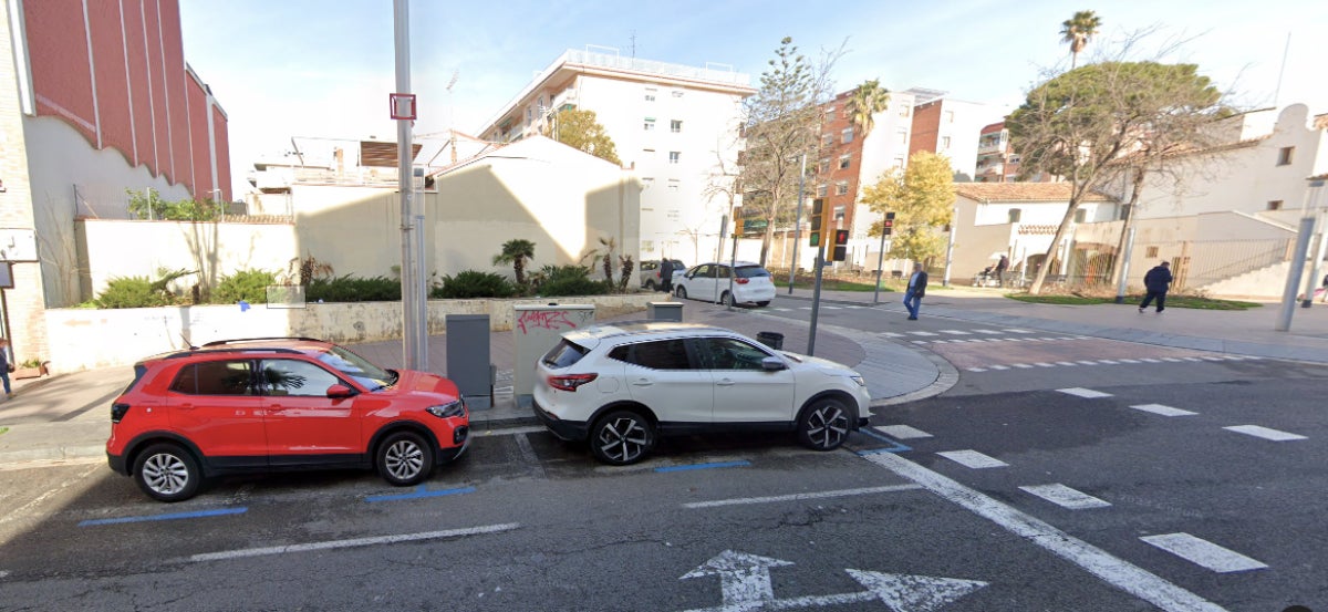 Un camió ha perdut un control i ha provocat un accident al barri de Porta / Google Street View