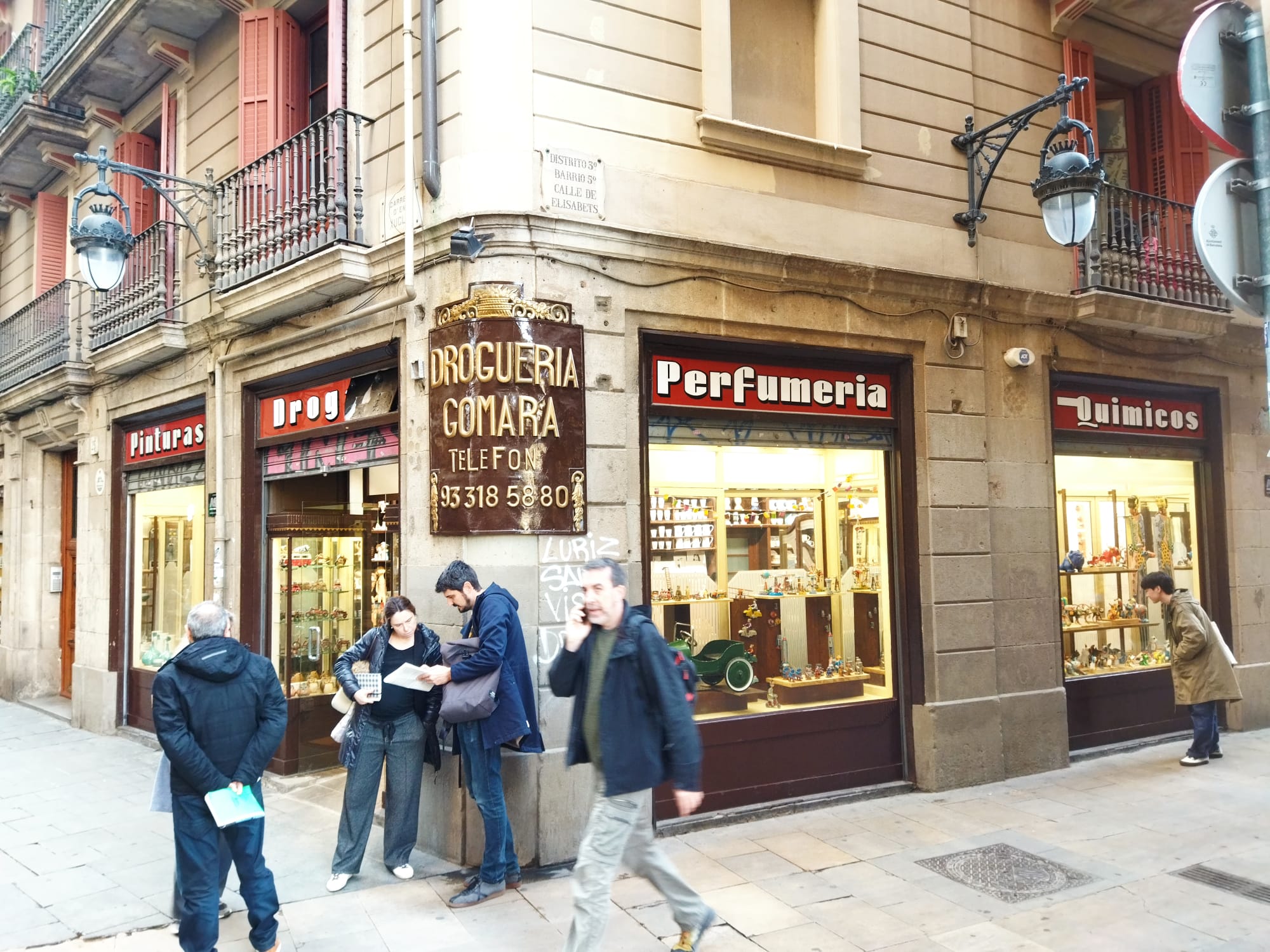 L'antiga drogueria Gomara, reoberta com a botiga de ceràmica, al Raval JORDI SUBIRANA