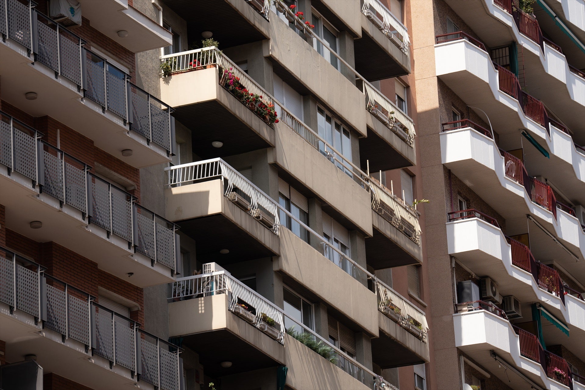 Façana d'un bloc de pisos a Barcelona | David Zorrakino / Europa Press