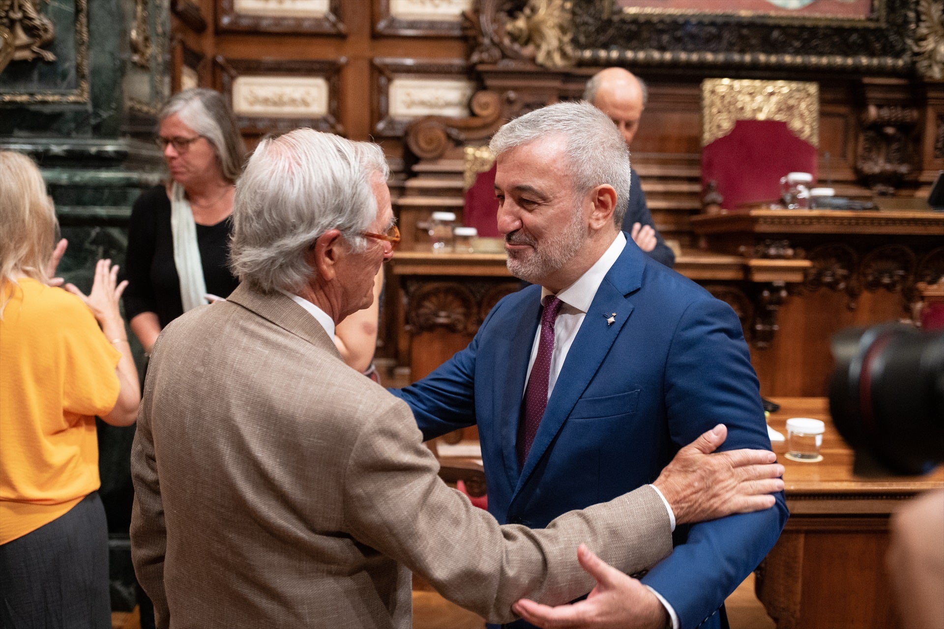 El líder de Junts a l'Ajuntament, Xavier Trias, saluda l'alcalde de Barcelona, Jaume Collboni / Europa Press