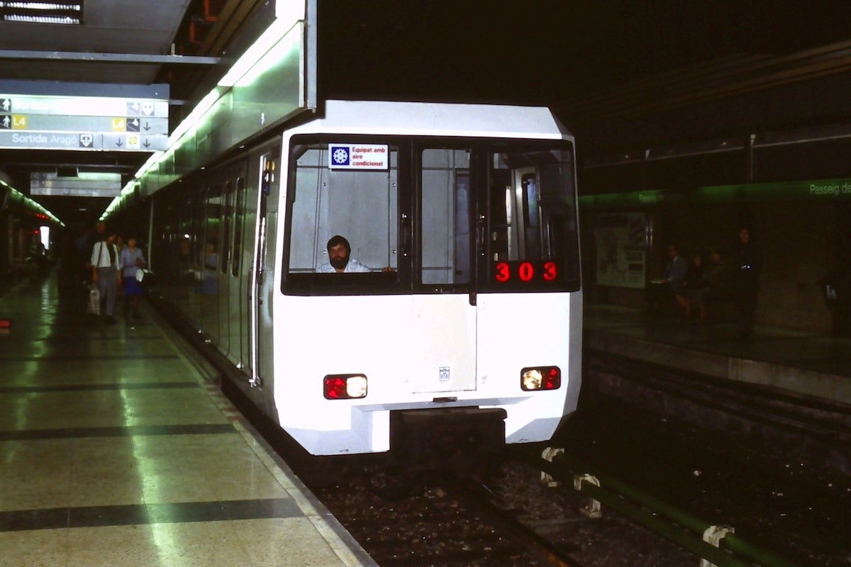 Un tren de la sèrie 3000 de la xarxa de metro de Barcelona, que TMB ha retirat avui de la circulació / TMB