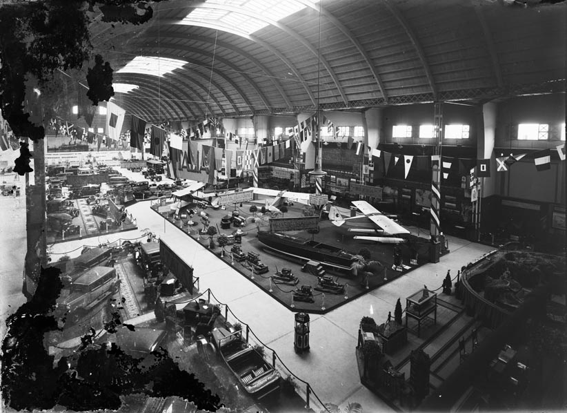 L'exposició de vehicles i transports del Palau de Comunicacions i Transports durant l'Exposició Internacional de Barcelona del 1929 / Cedida