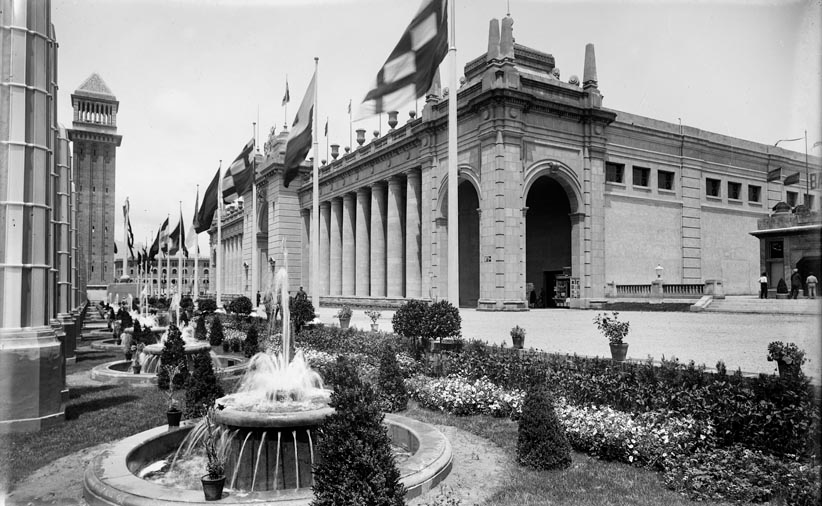 Façana exterior del Palau de Comunicacions i Transports durant l'Exposició Internacional de Barcelona del 1929 / Cedida