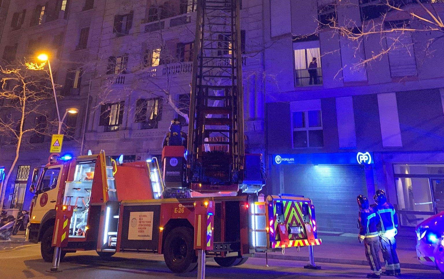 Un camión de los bomberos delante de la pizzería de la calle Comte d'Urgell CEDIDA