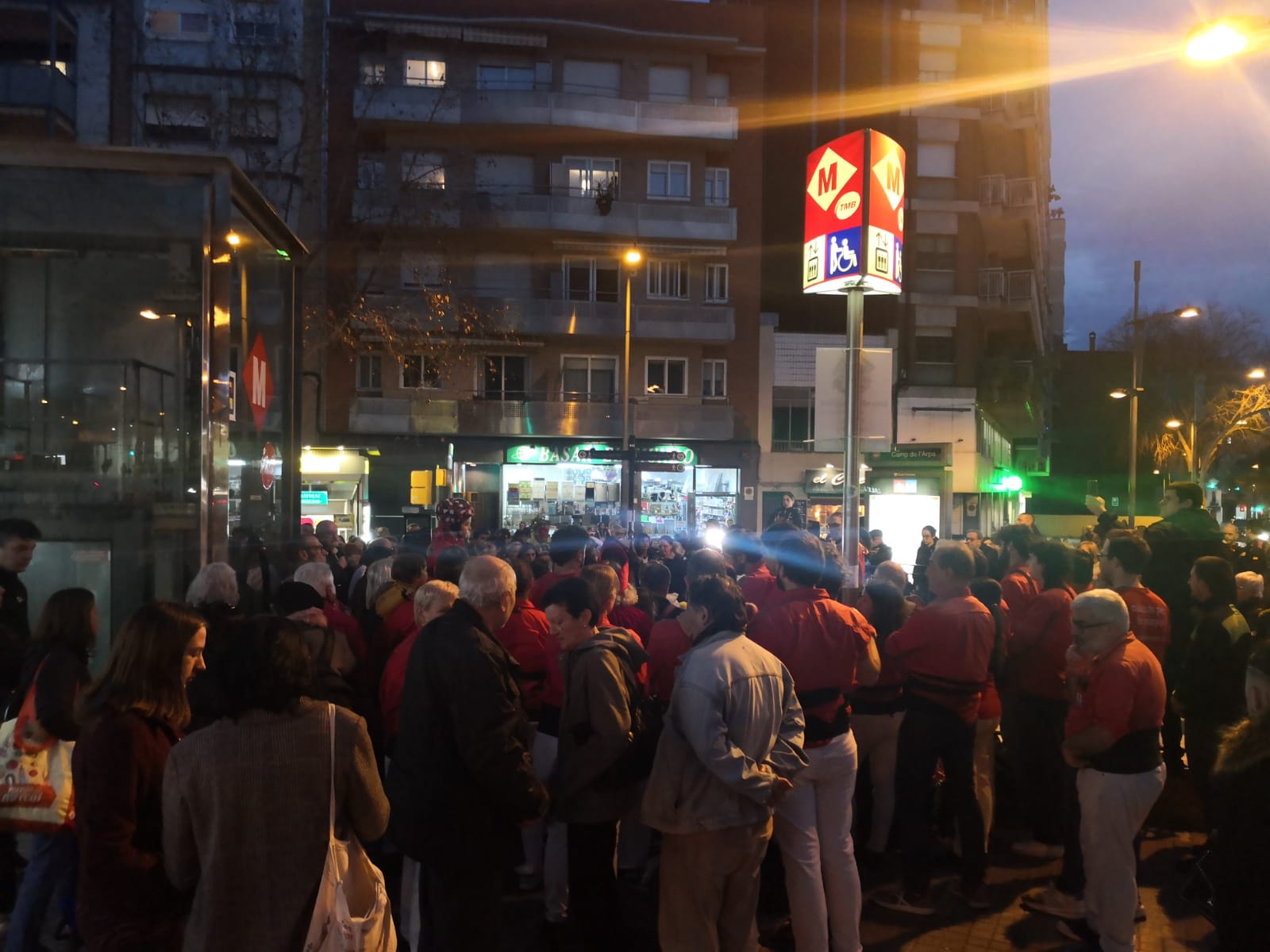 Gairebé un centenar de persones protestant al metro de Camp de l'Arpa / AV Clot-Camp de l'Arpa