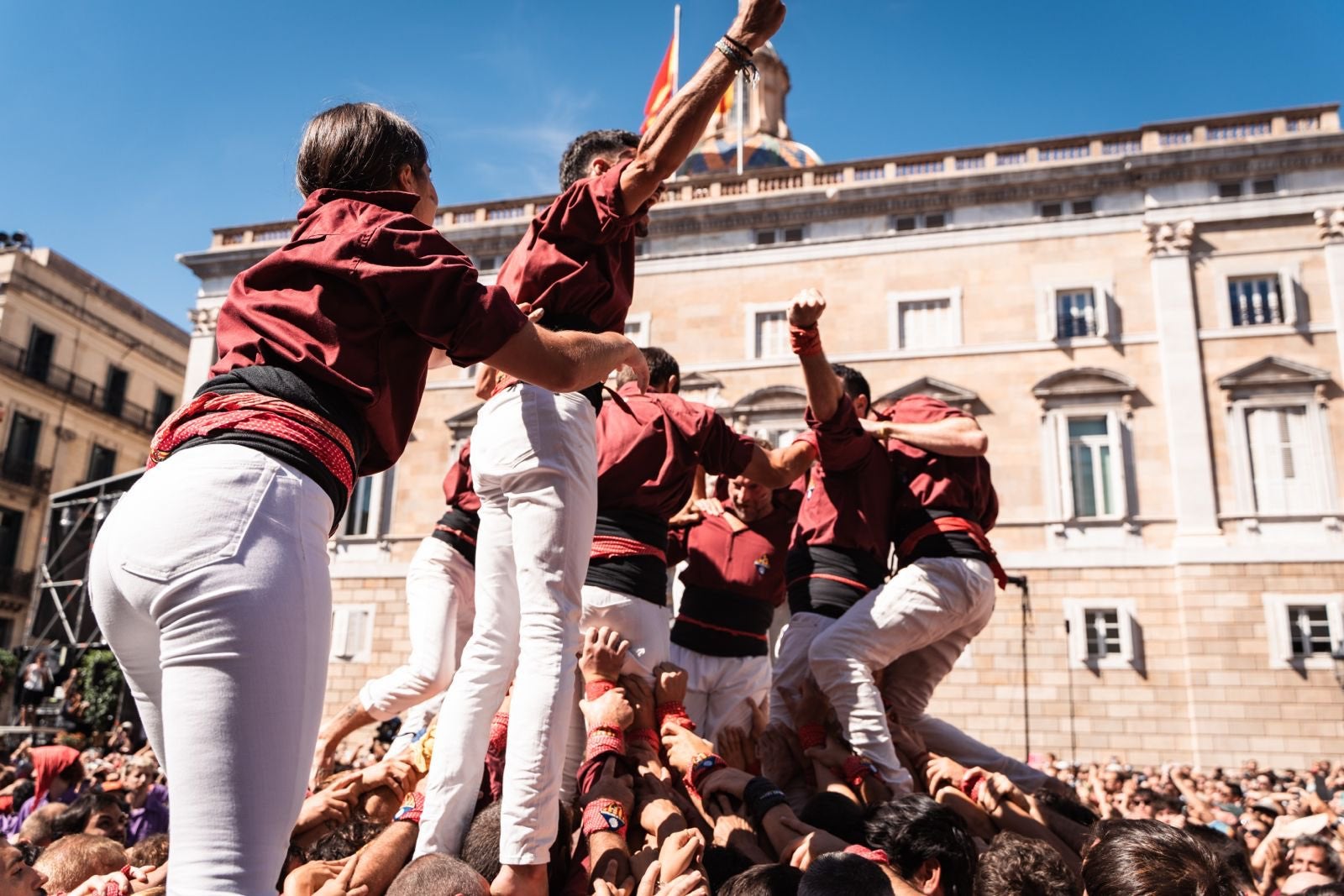 La colla de Sarrià celebra un castell a al plaça de Sant Jaume | CASTELLERS DE SARRIÀ