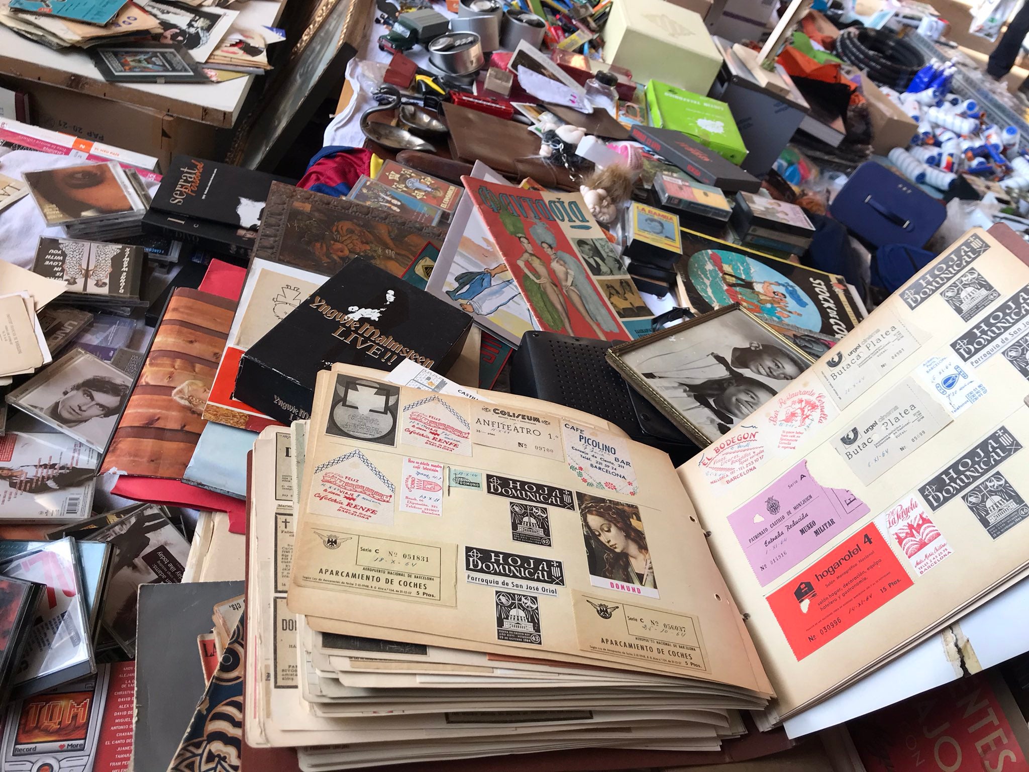 Objetos diversos de Luis Racionero que ninotaire Kap encontró en una parada del mercado de los Encantos / Kap